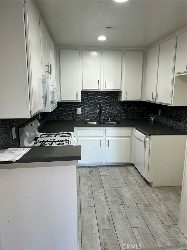 Property Photo: 4717 Ben Avenue 103 CA 91607