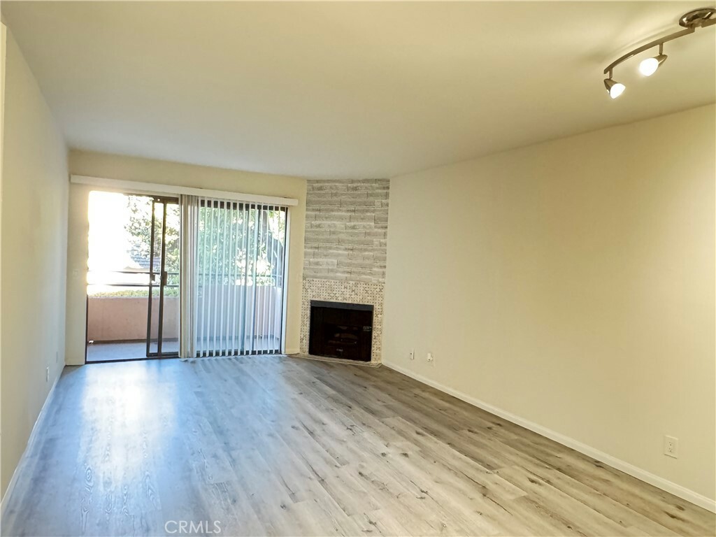 Property Photo: 4717 Ben Avenue 103 CA 91607