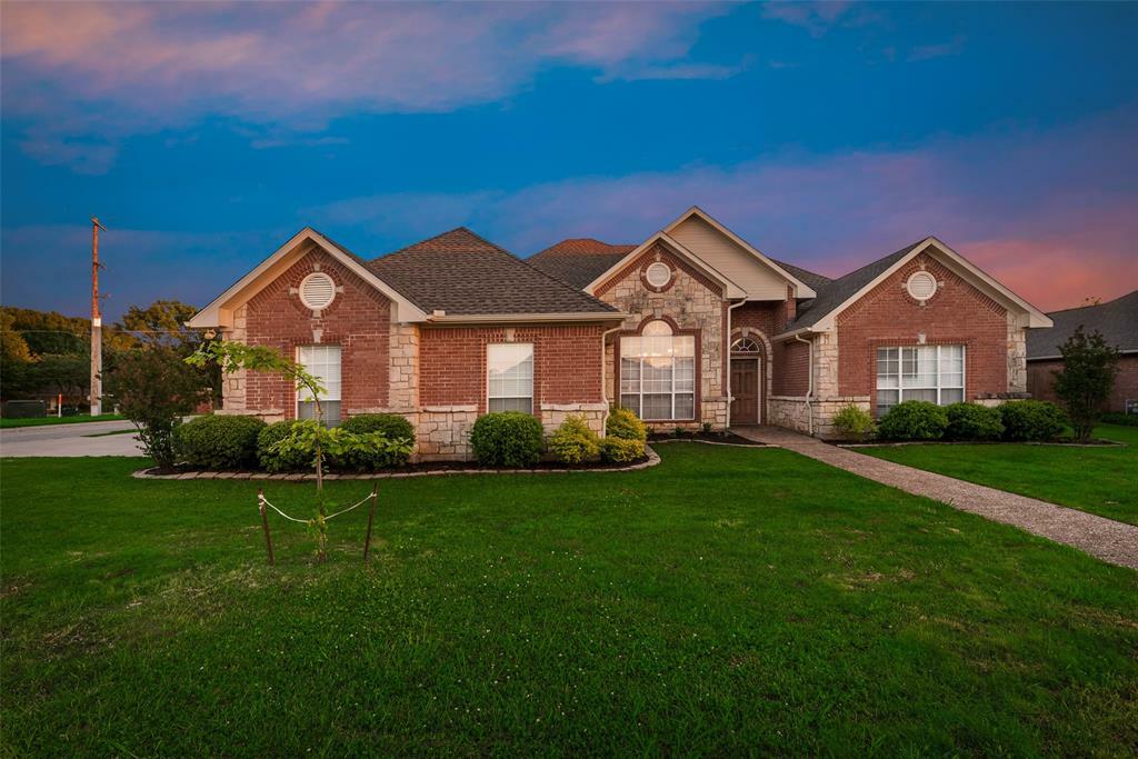 Property Photo: 609 Acorn Street TX 76258