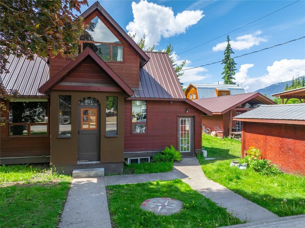 Property Photo: 807 Oscar Street BC V0E 2S0