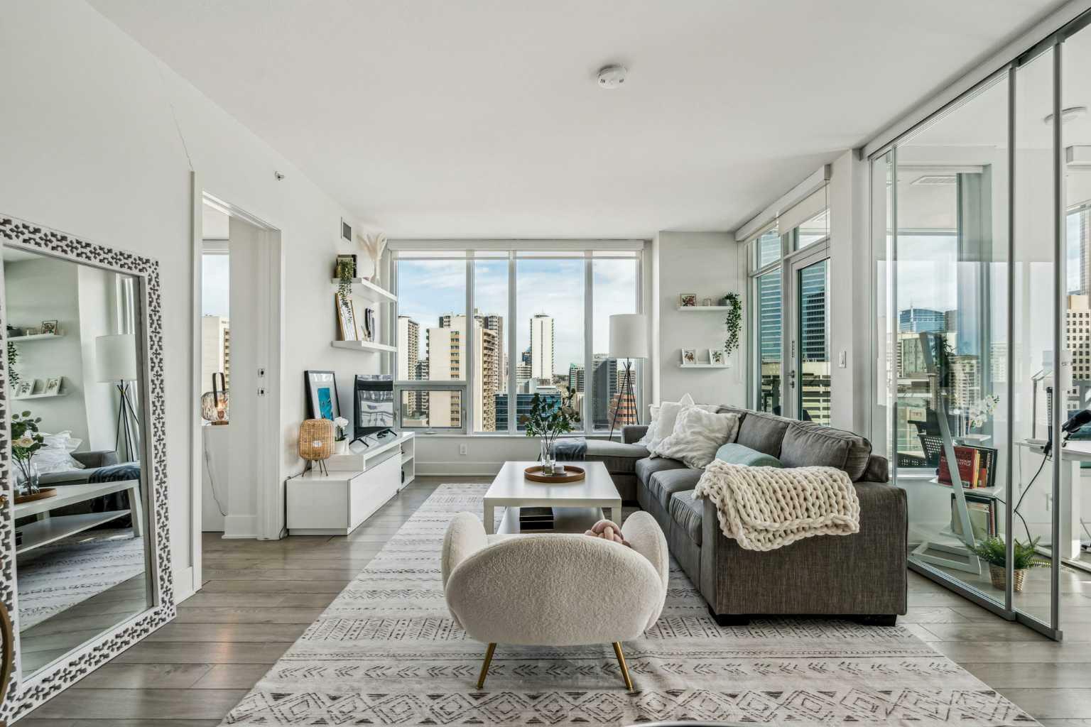 Property Photo: 901 10 Avenue SW 1606 AB T2R 0B5