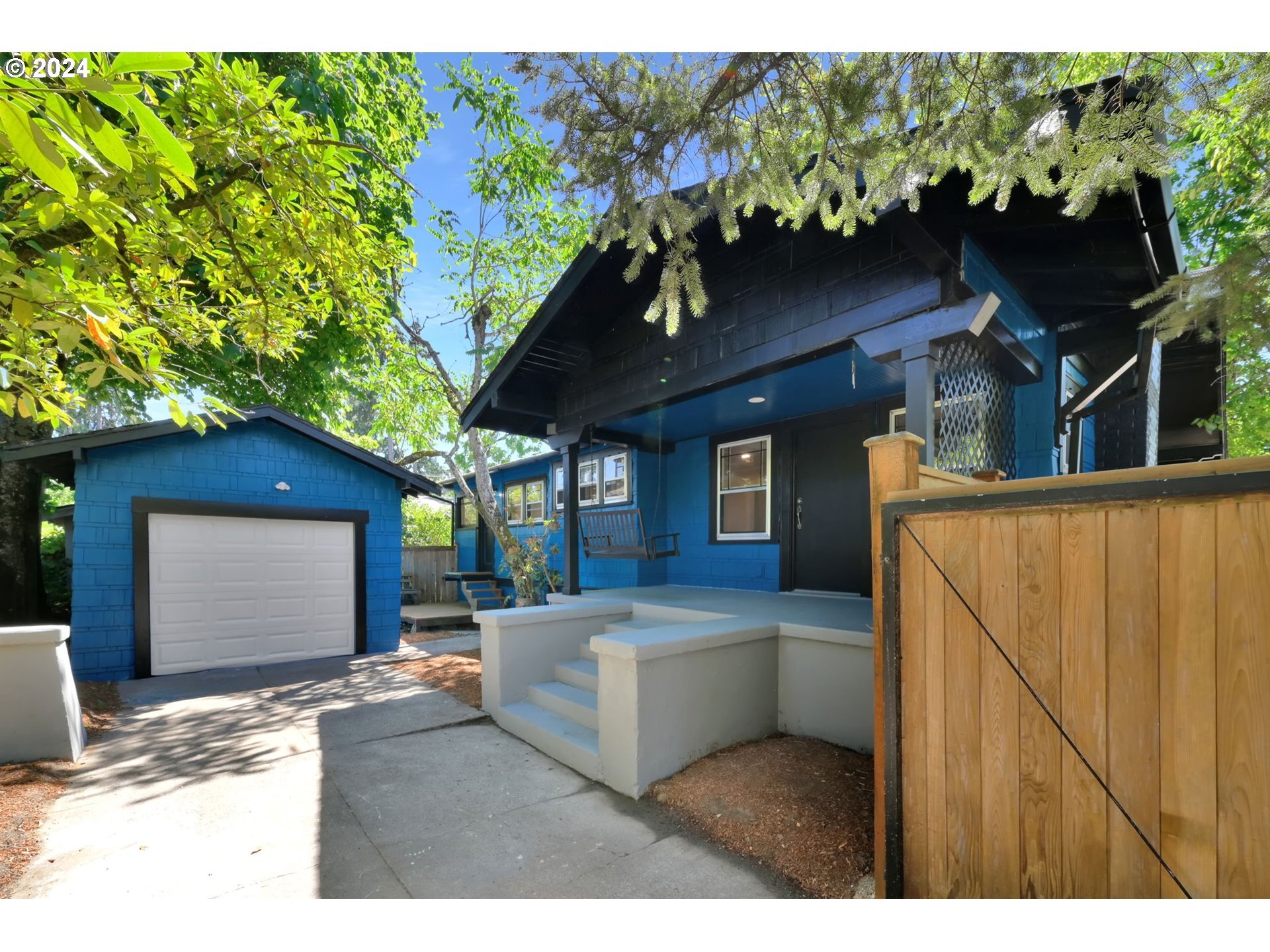 Property Photo: 894 W 11th Ave OR 97402