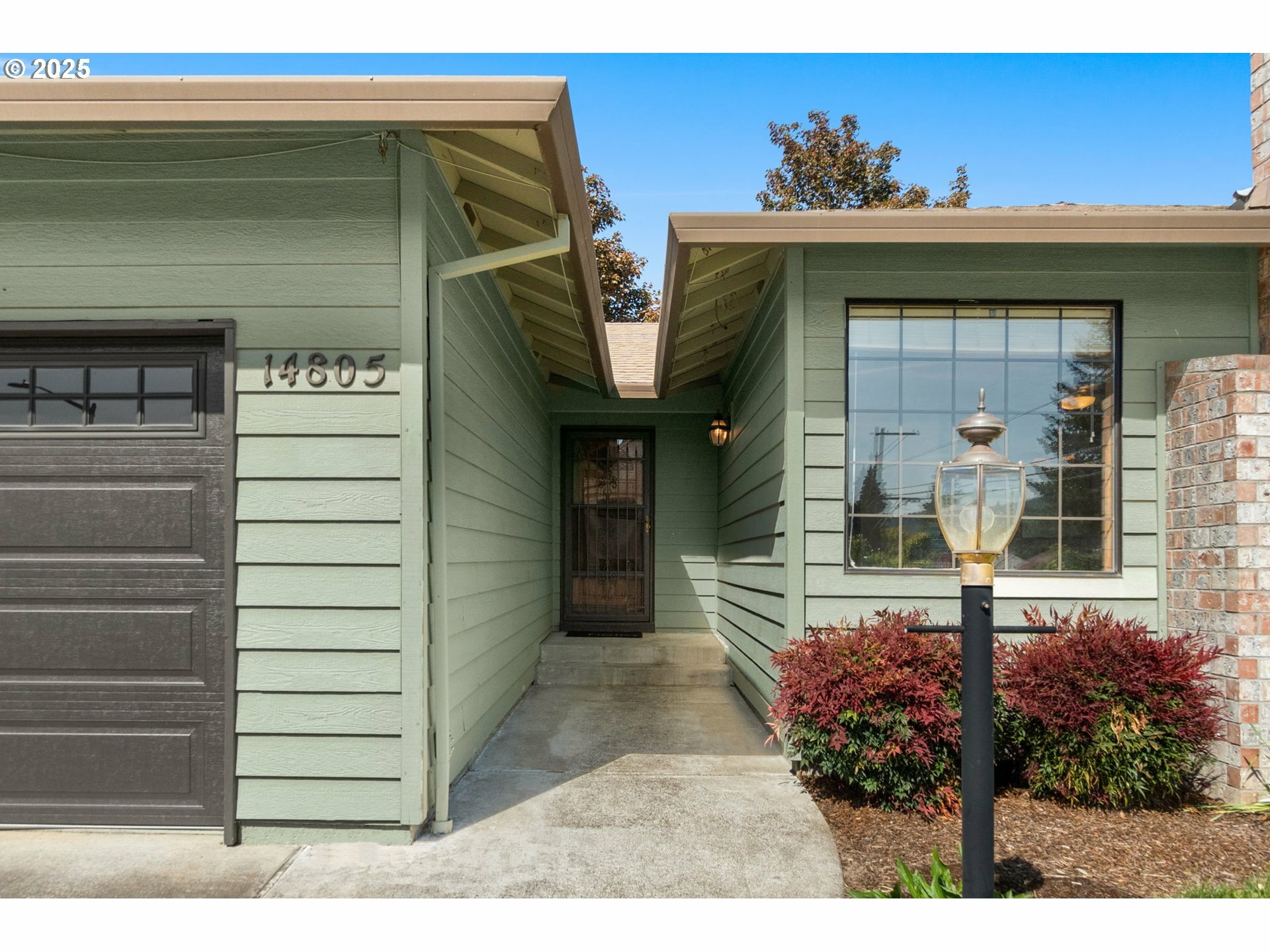 Property Photo: 14805 SE Greenview Ave OR 97267
