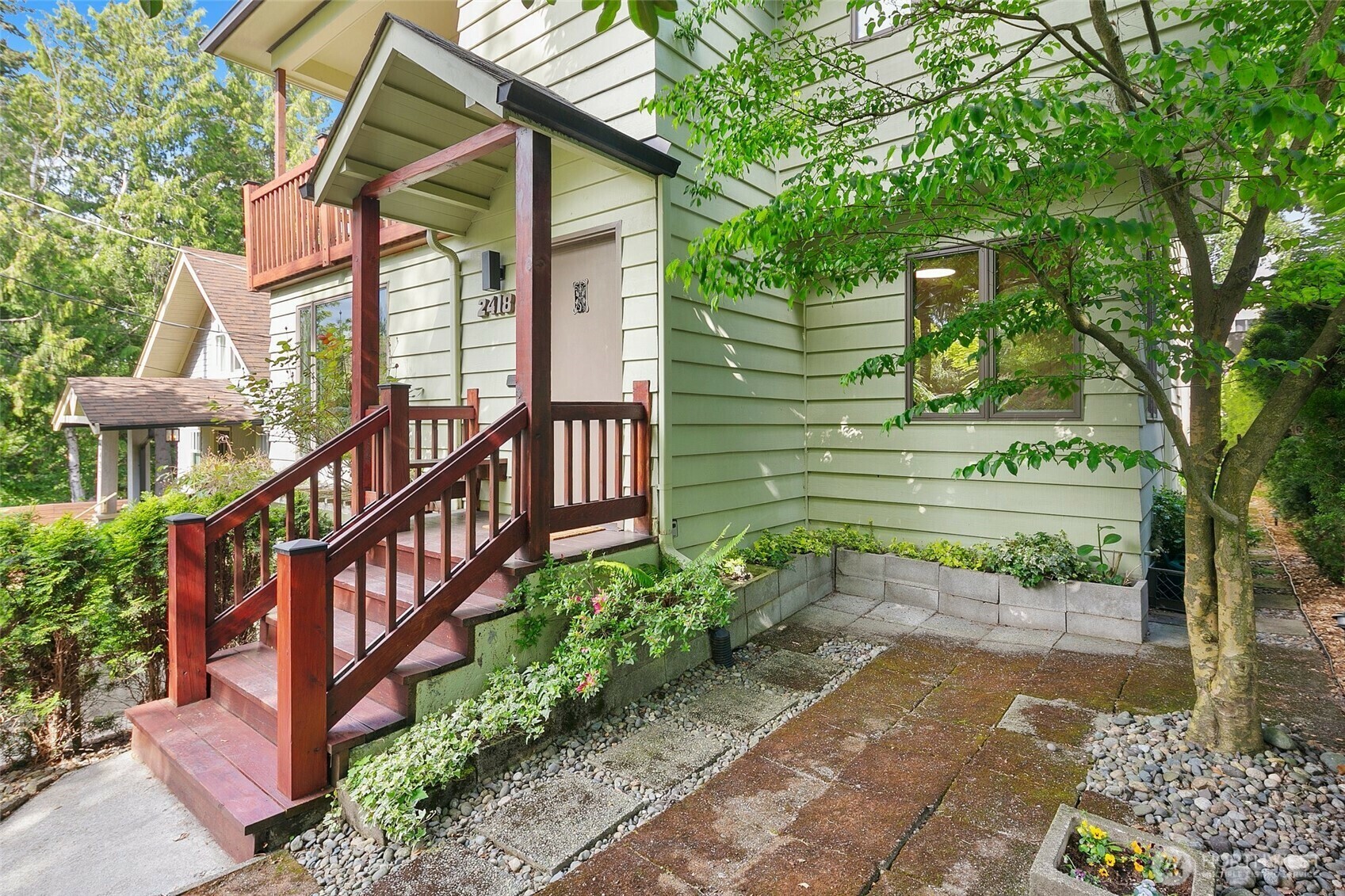 Property Photo: 2418 Federal Avenue E WA 98102