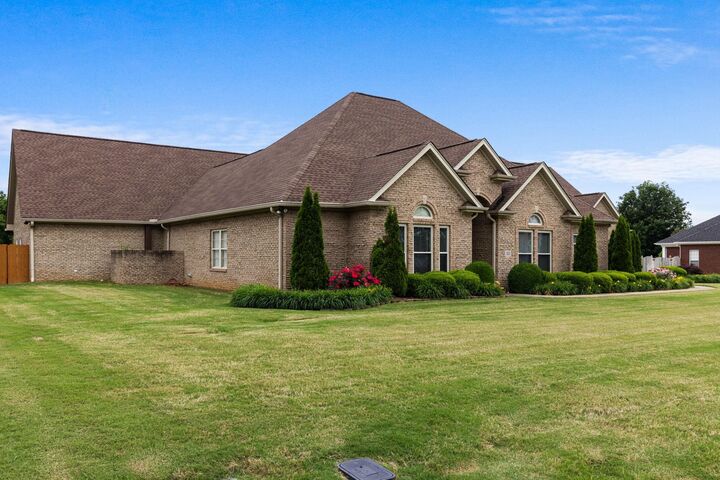 Property Photo:  3105 McGuire Dr  AL 35661 - MUSCLE S 