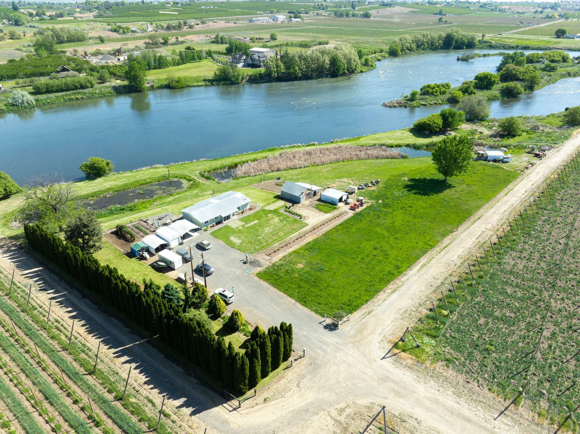 Property Photo: 3680 E Euclid Rd WA 98935