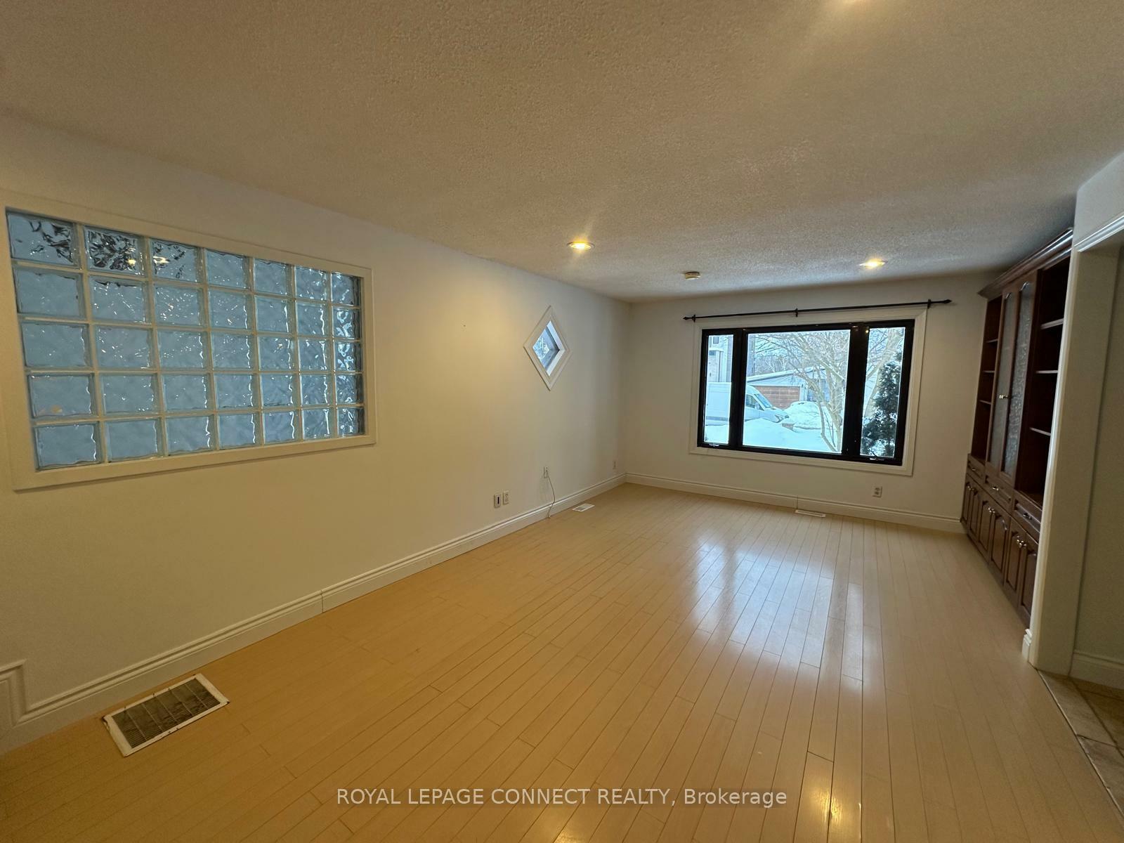 Photo de la propriété: 612 Marksbury Road ON L1W 2S8