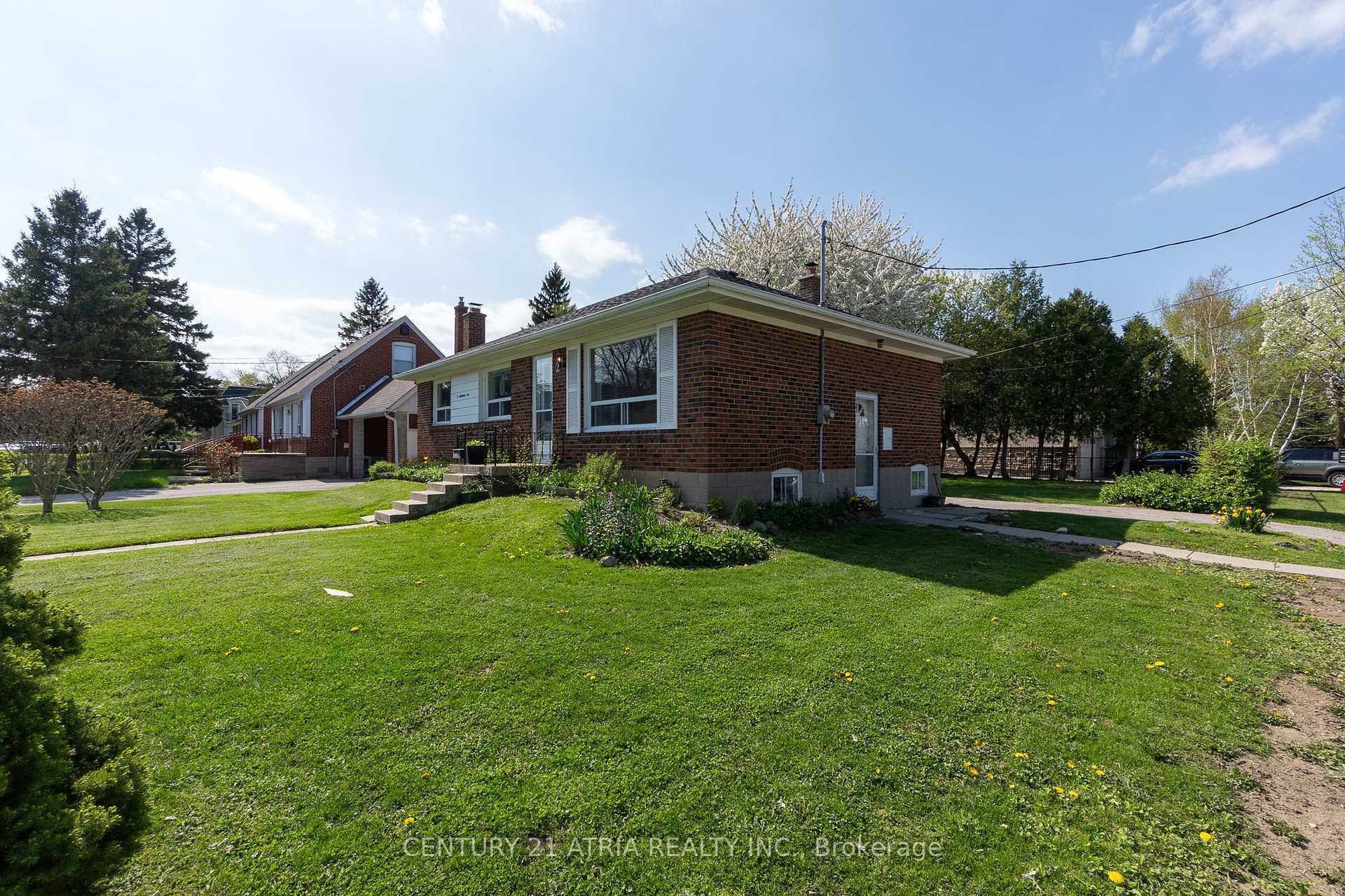 Photo de la propriété: 2 Lanbrooke Avenue ON M2R 2C6