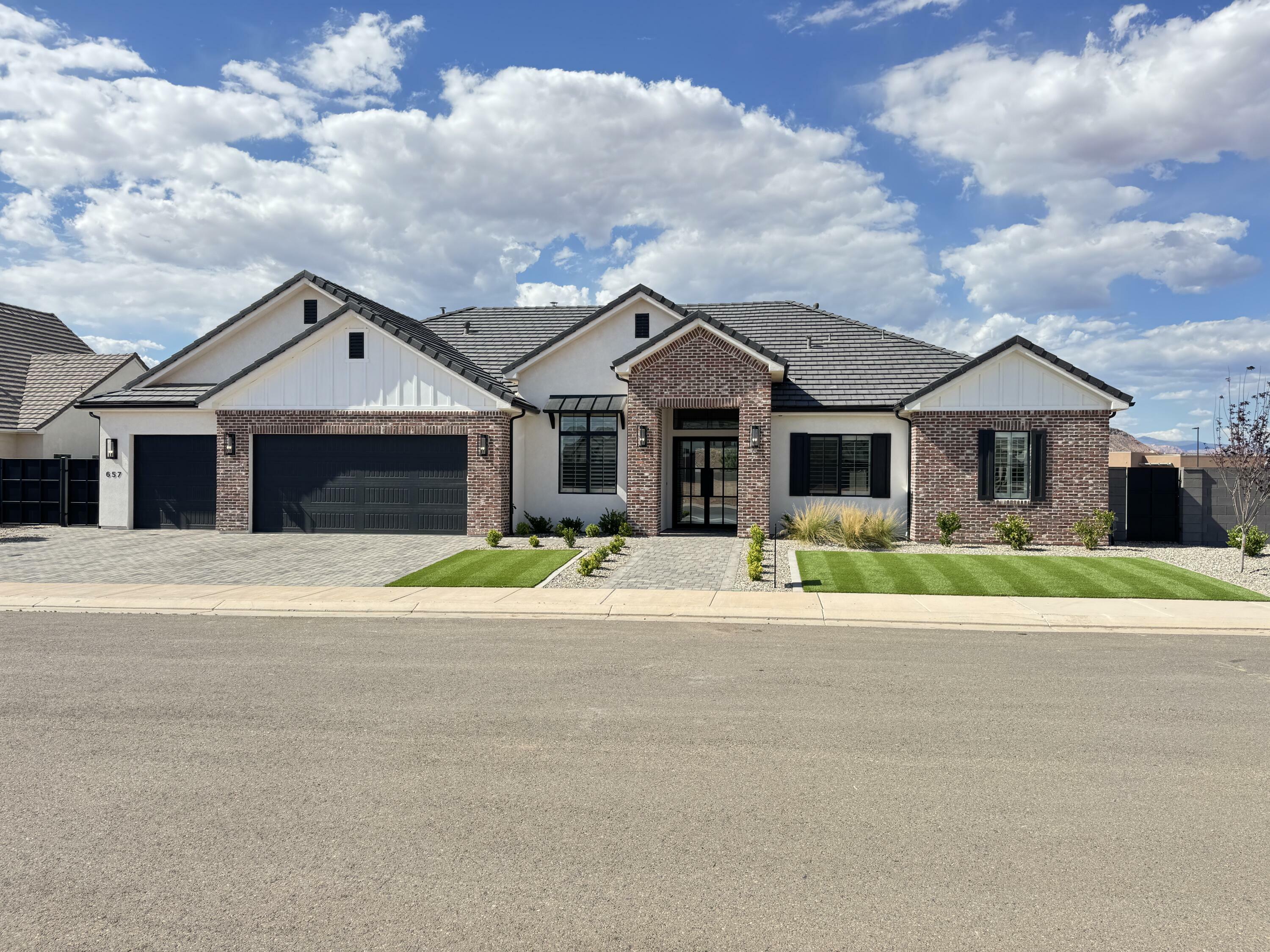Property Photo: 657 E Royal Ridge Dr UT 84780