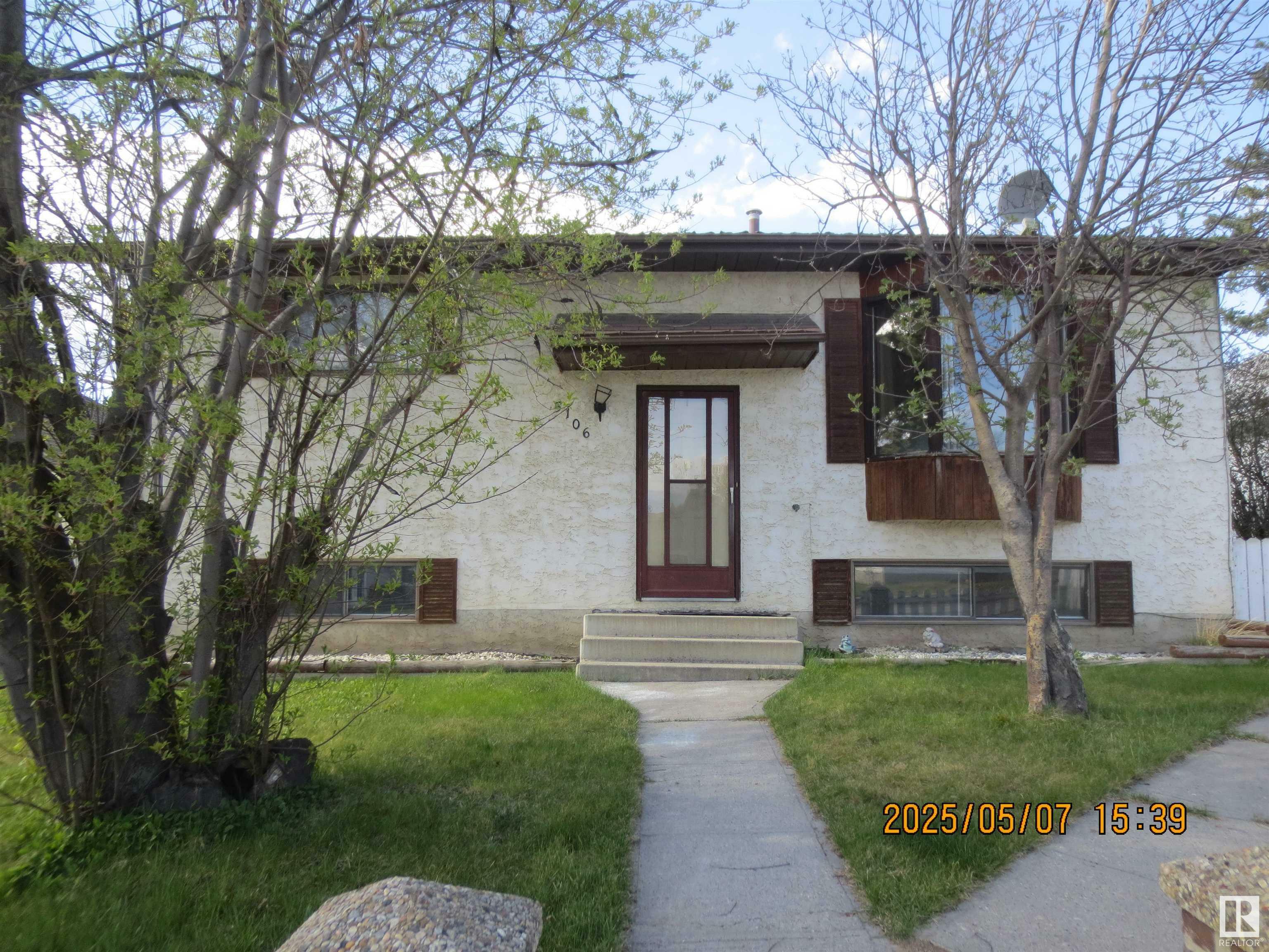Property Photo: 5106 6 Avenue AB T7E 1T5
