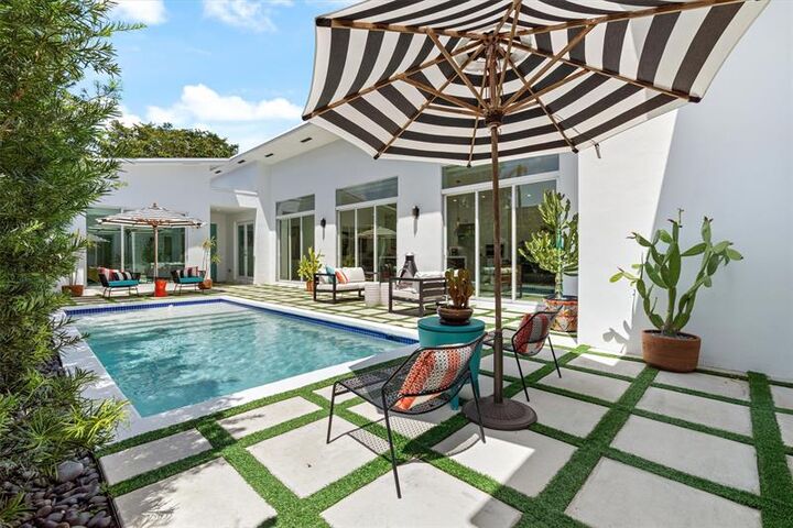 Property Photo: 619 NE 21st Ct FL 33305
