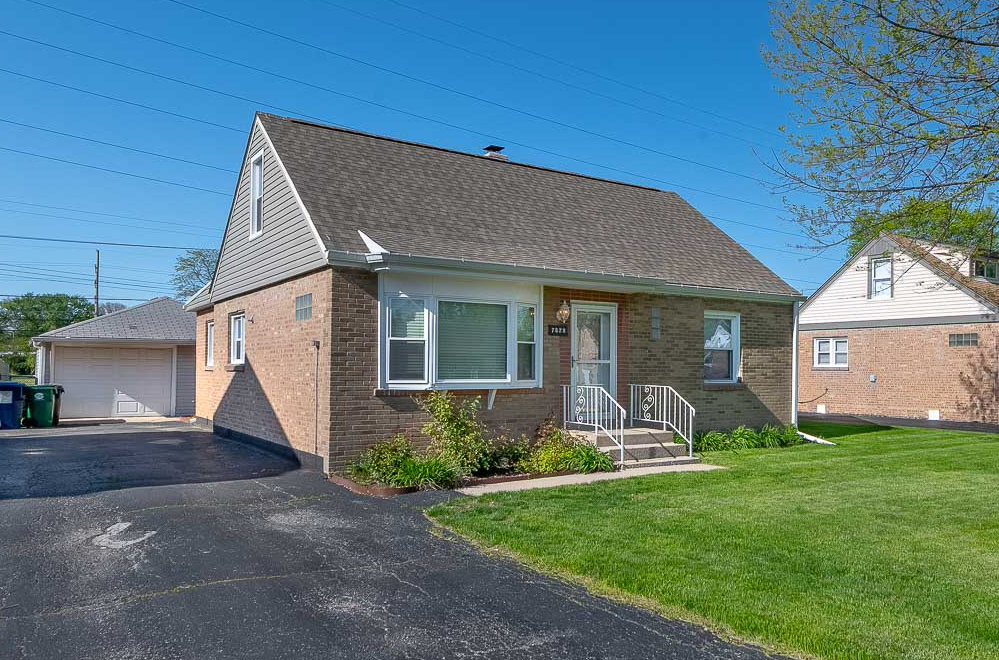 Property Photo: 7828 Suburban Lane IL 60455