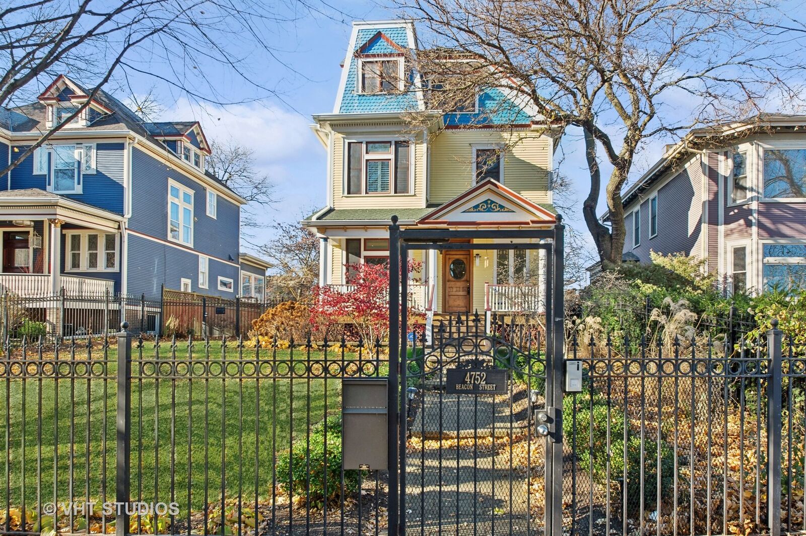 Property Photo: 4752 N Beacon Street IL 60613