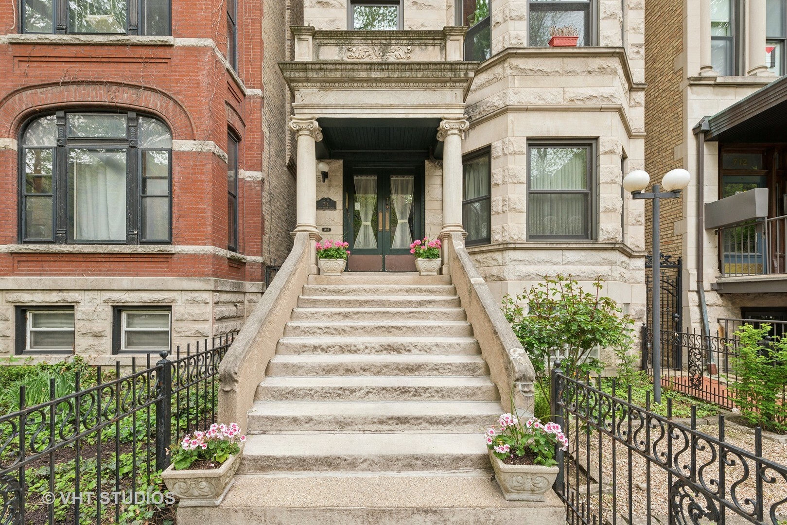 Property Photo: 714 W Briar Place IL 60657