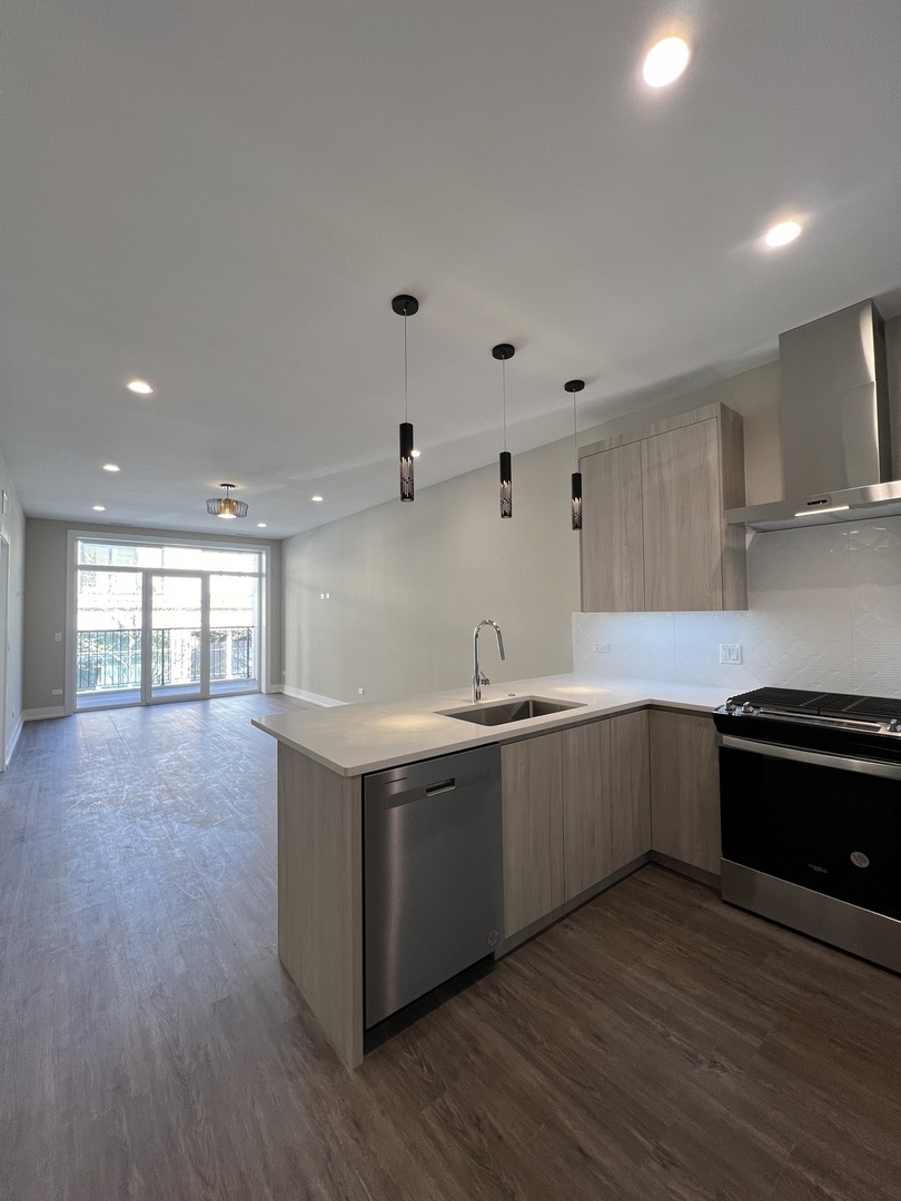 Property Photo: 3244 N Lincoln Avenue 2E IL 60657