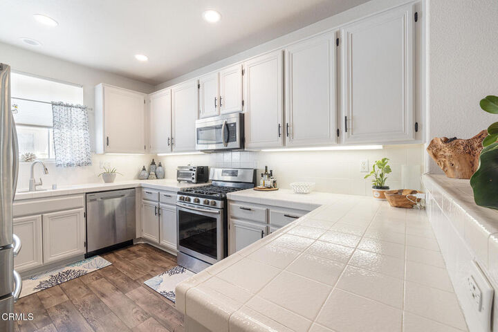 Property Photo:  148 Beach Side Court  CA 93001 