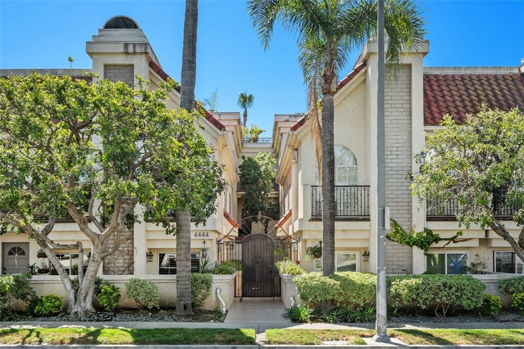 Property Photo: 4444 Moorpark Way 202 CA 91602