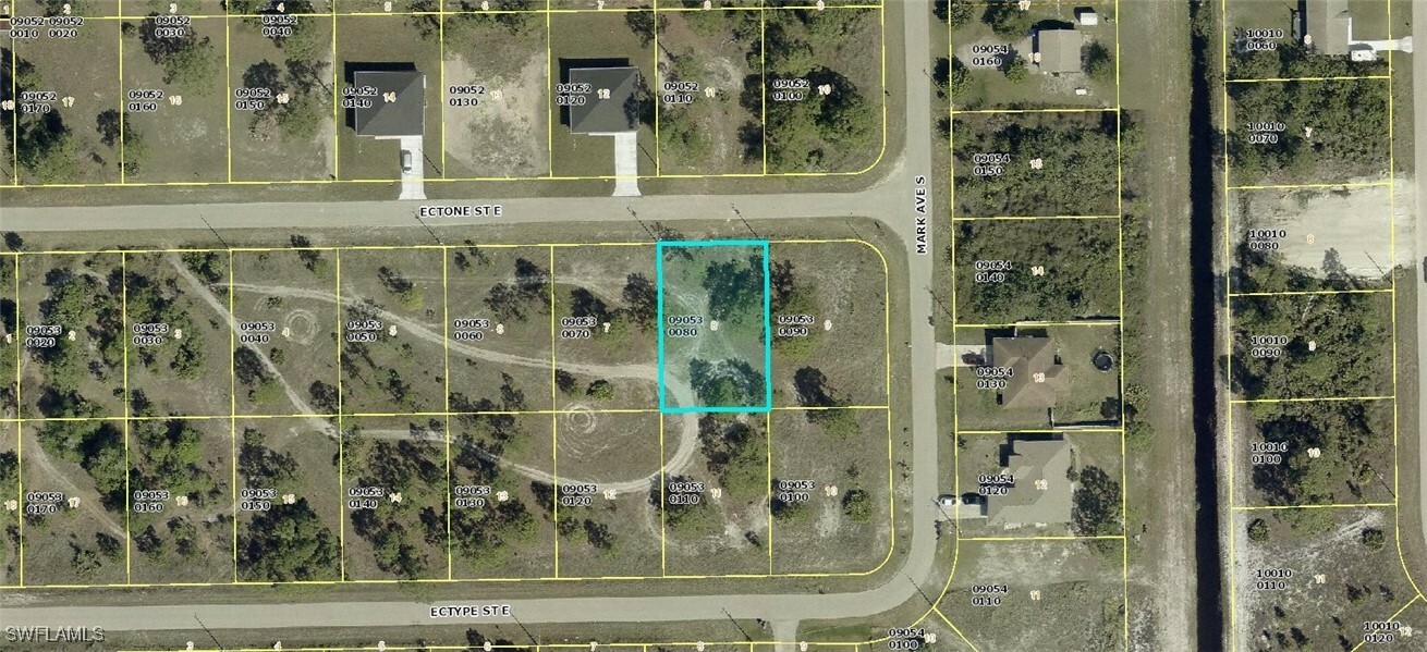 Property Photo: 1120 Ectone Street E FL 33974