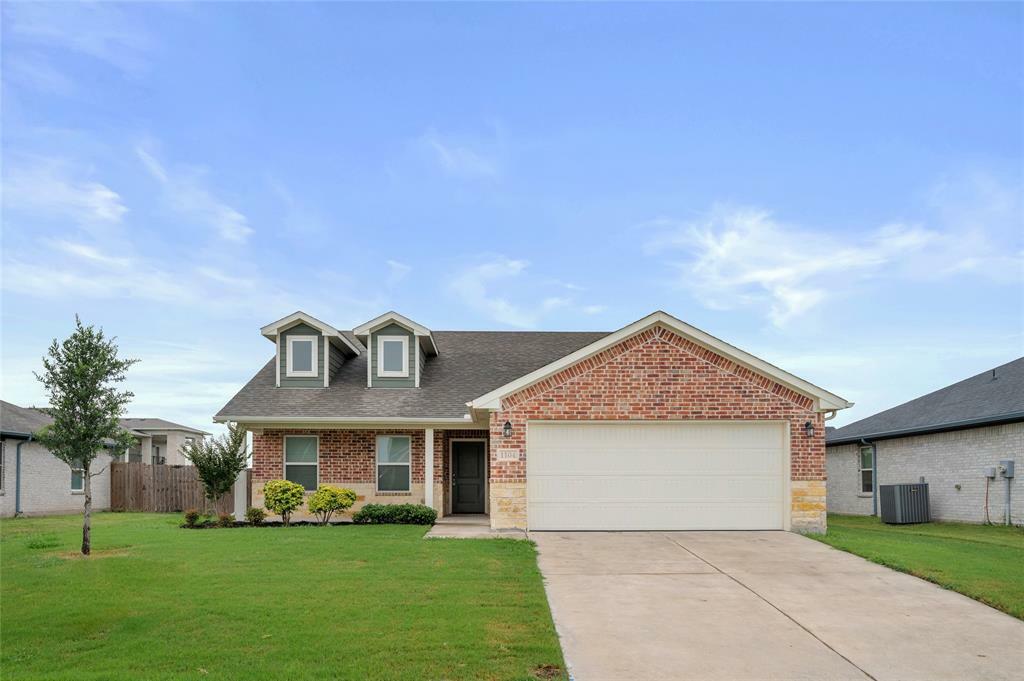 Property Photo: 1104 Silverton TX 75092
