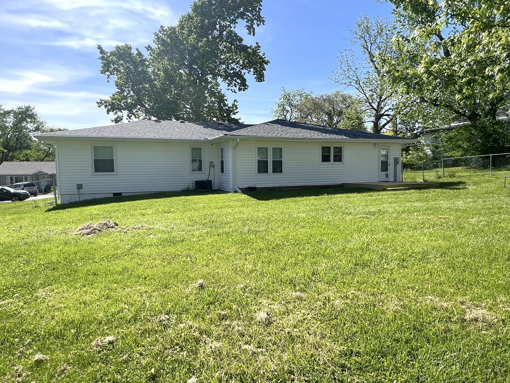 Property Photo: 724 Emma St MO 64683