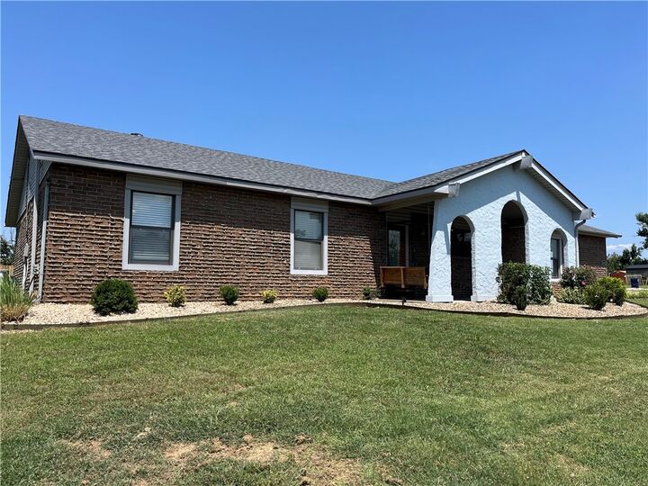 Property Photo:  2601 Oak Street  AR 72758 