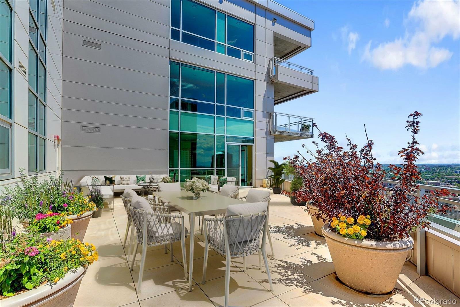 Property Photo:  2001 Lincoln Street 2524  CO 80202 