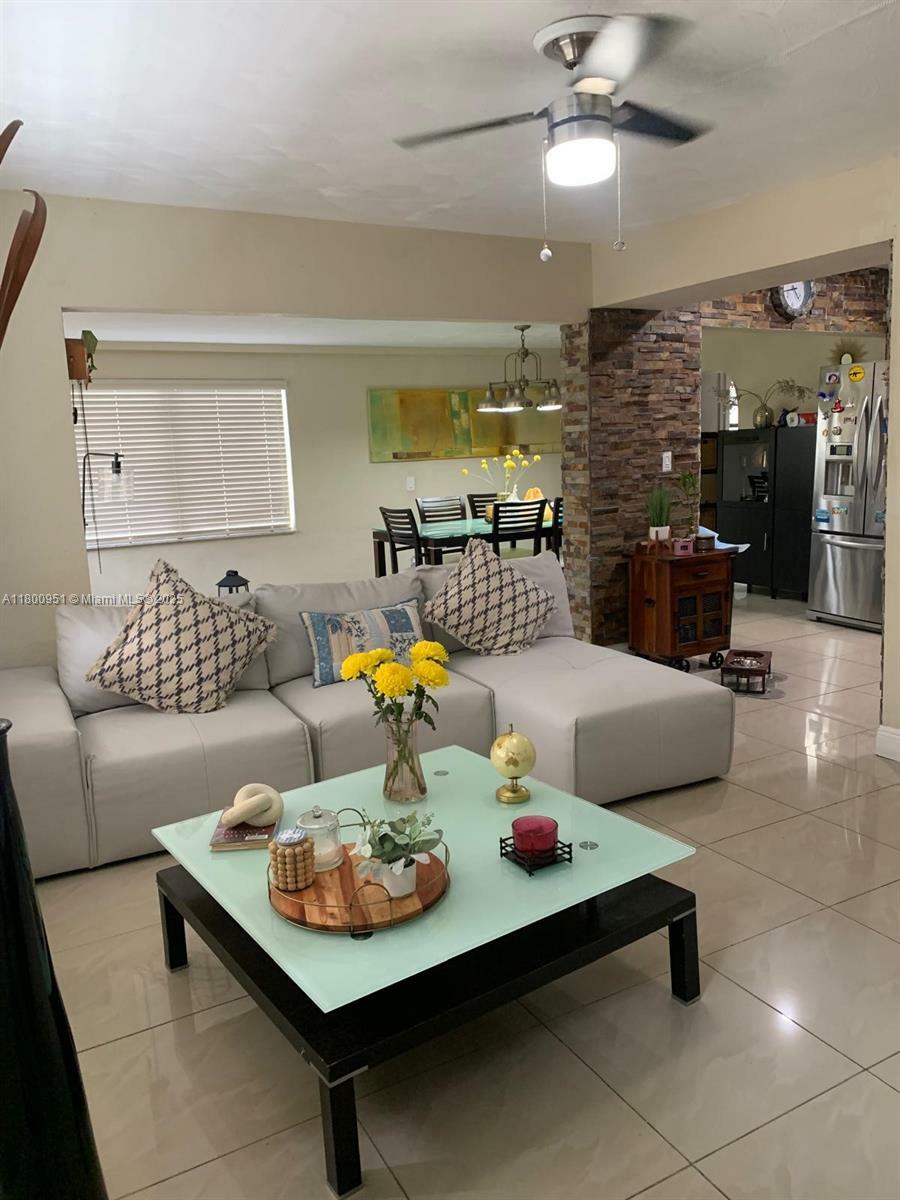Property Photo: 519 S 61st Ave FL 33023