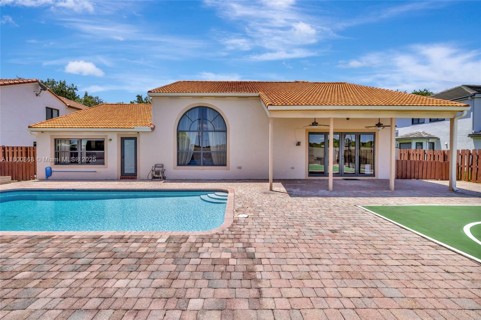 Property Photo: 10425 Bermuda Dr FL 33026