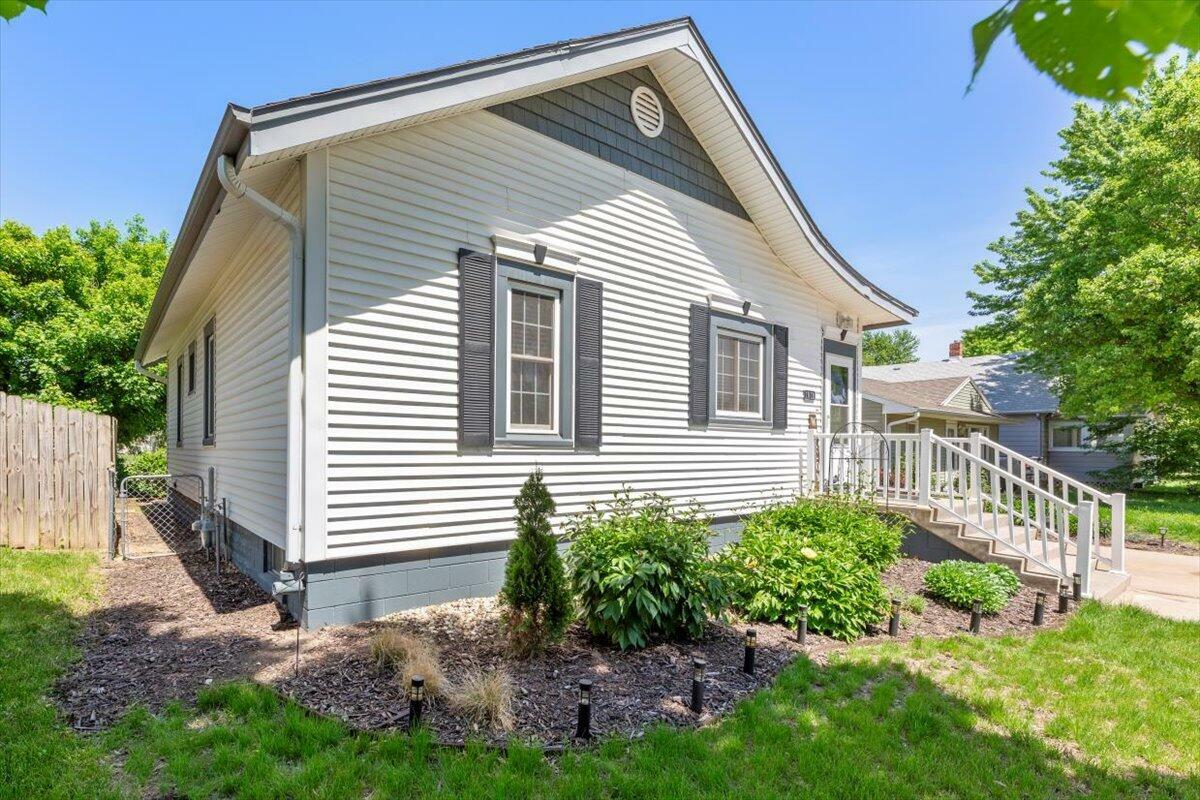 Property Photo: 1912 Ave C IA 51501