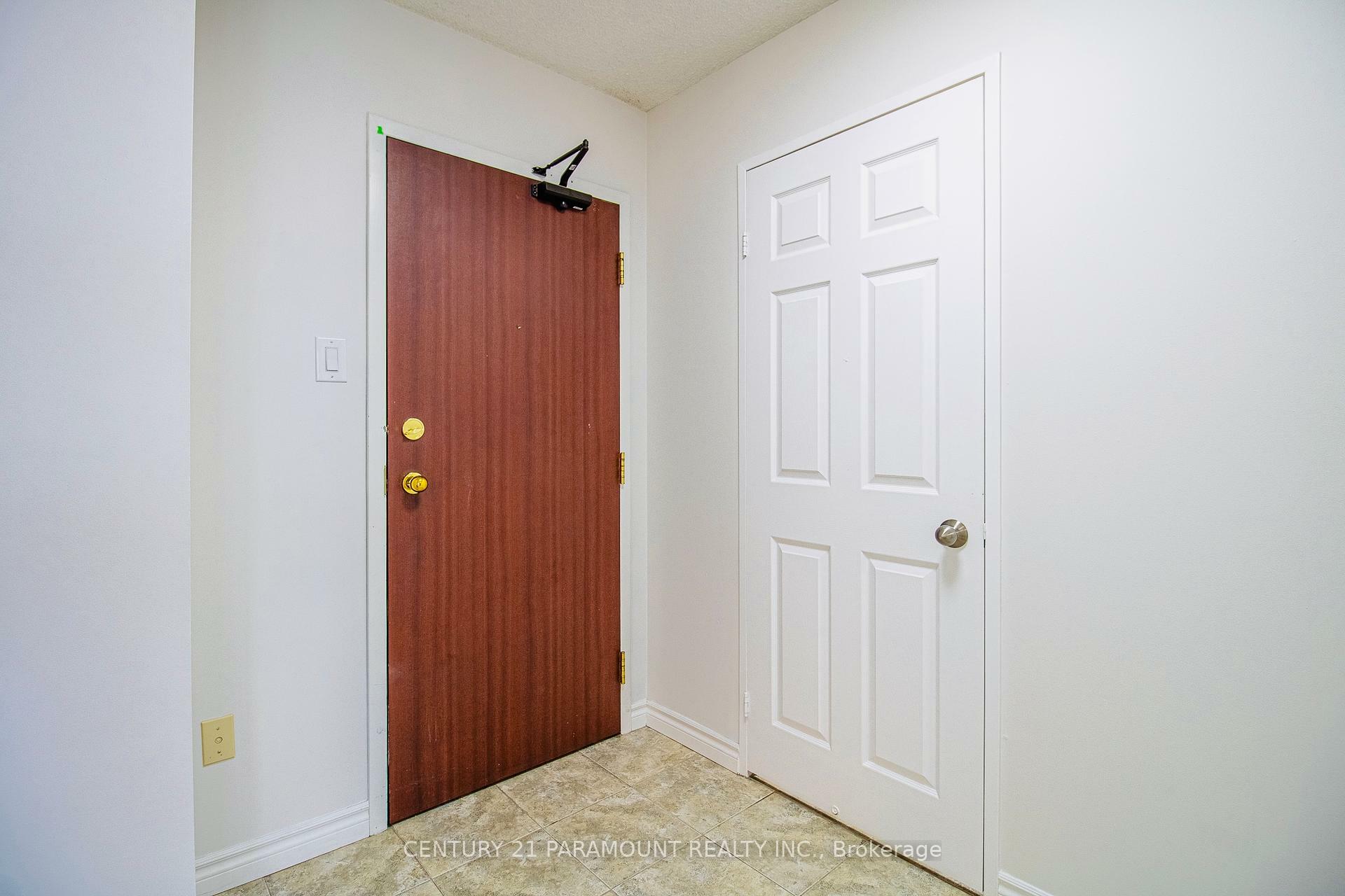 Property Photo: 100 County Ct Boulevard 1802 ON L6W 3X1