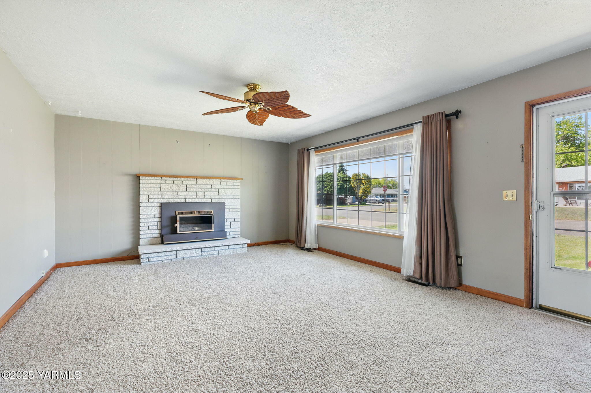 Property Photo: 1209 S 31st Ave WA 98902