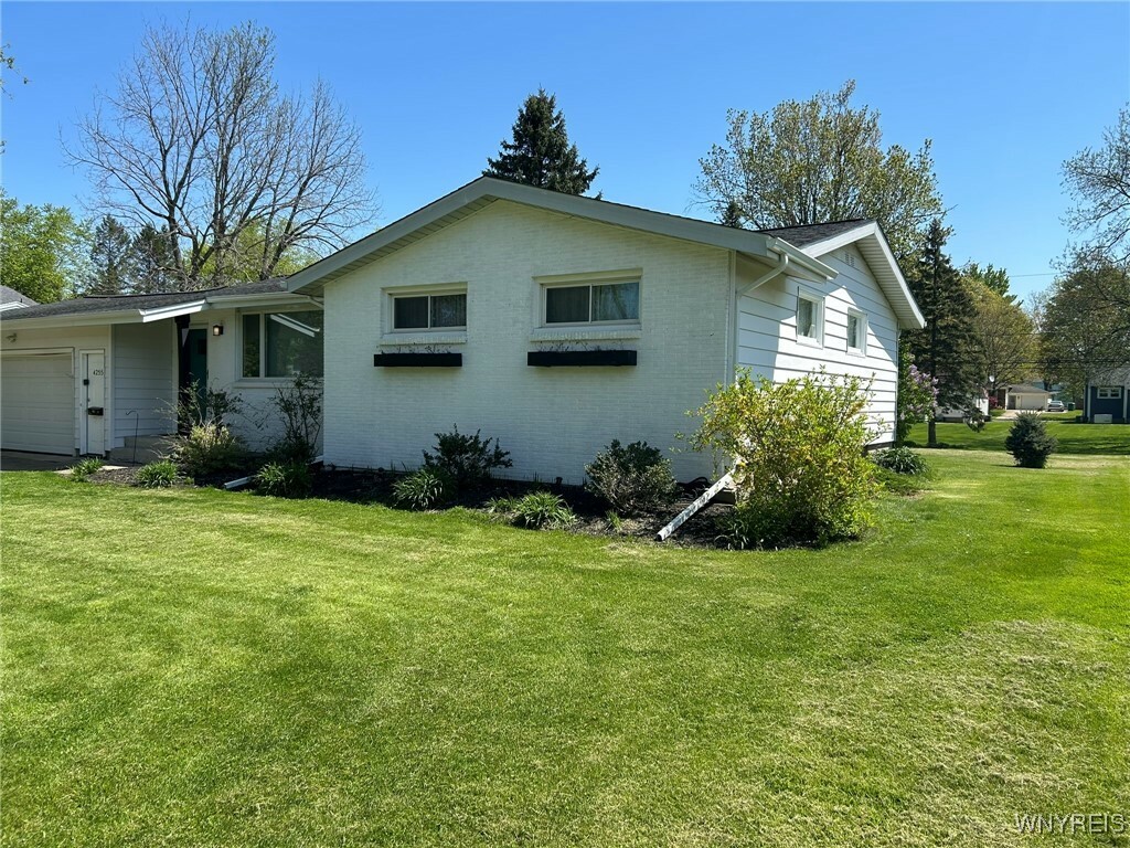 Property Photo: 4255 Roxbury Drive NY 14221
