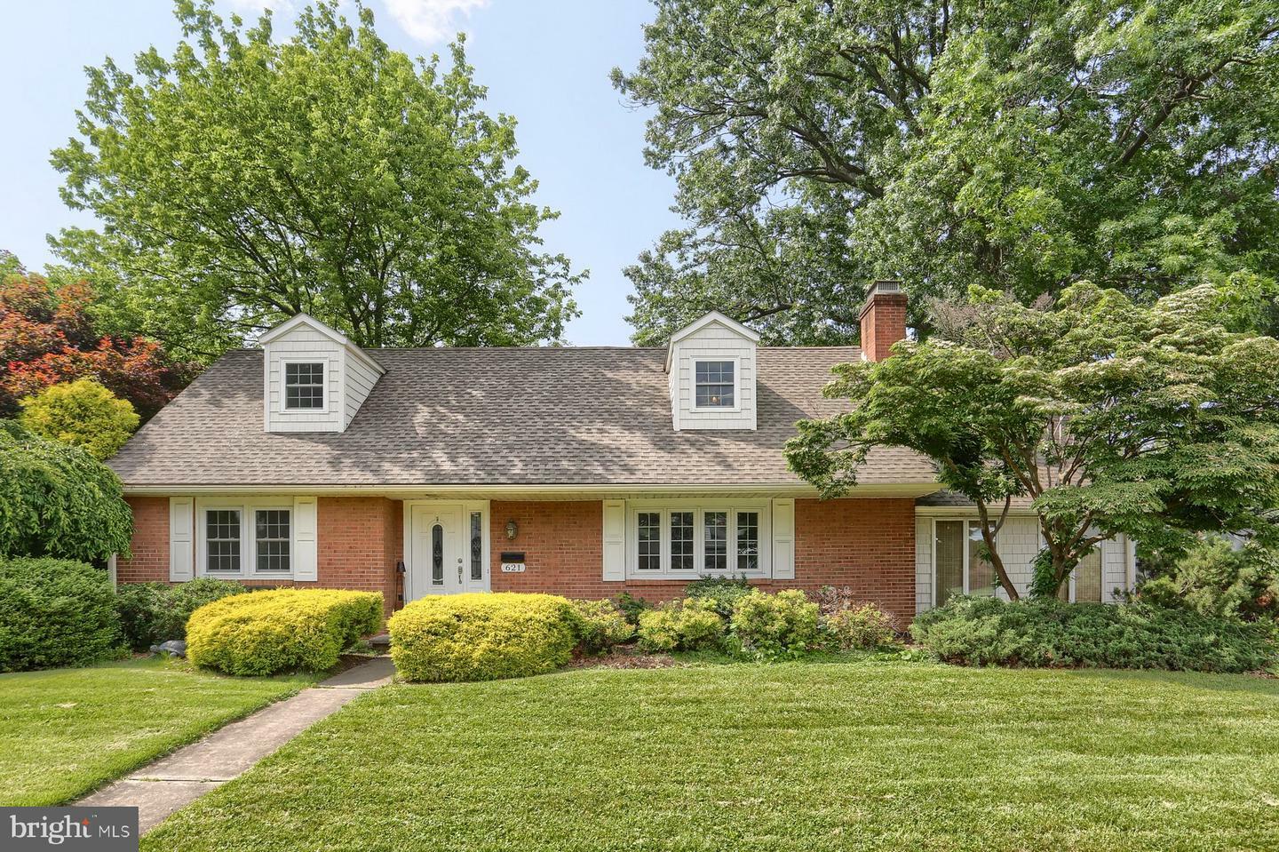 Property Photo: 621 E Walnut Street PA 17078