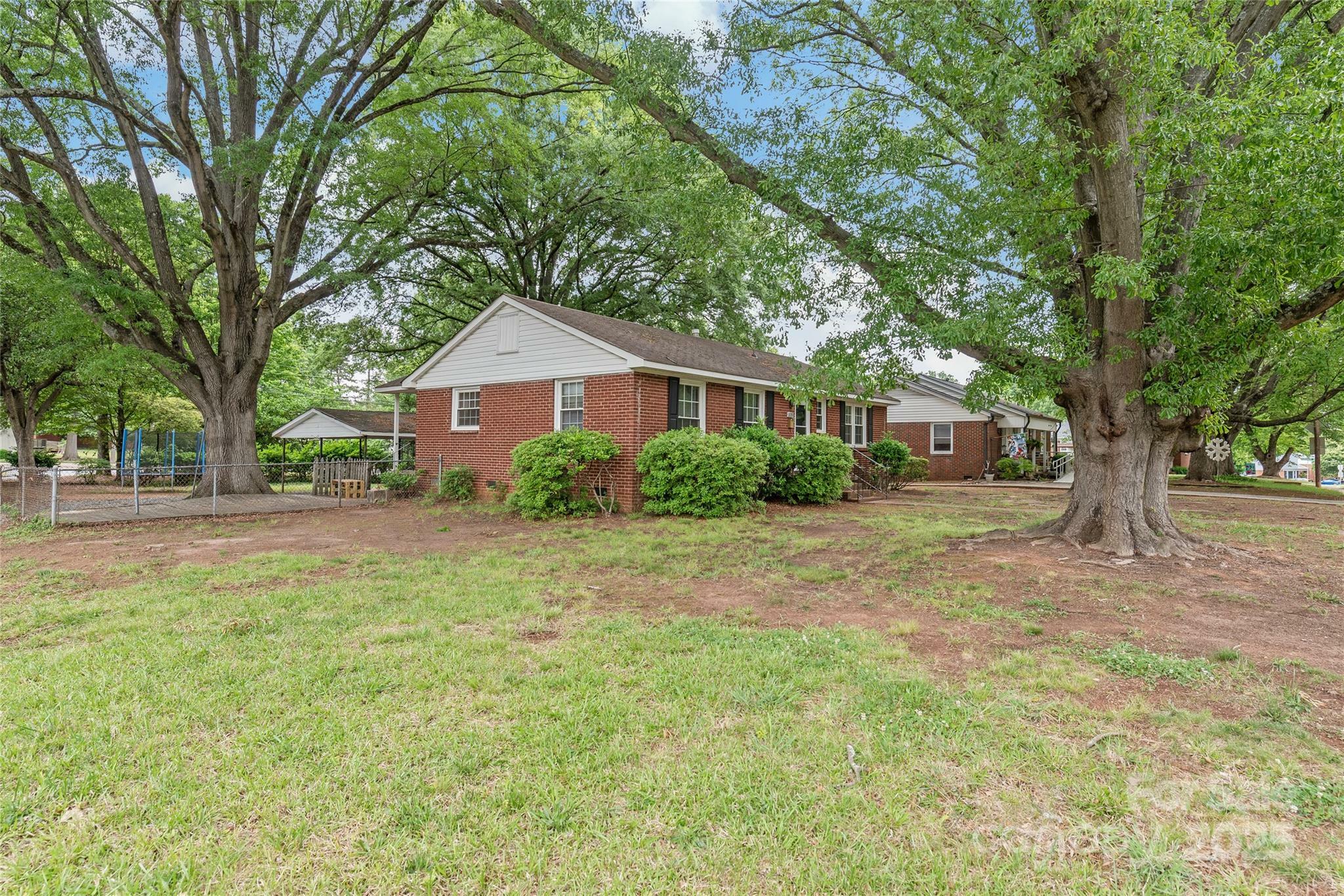 Property Photo: 1320 Hartford Avenue NC 28209