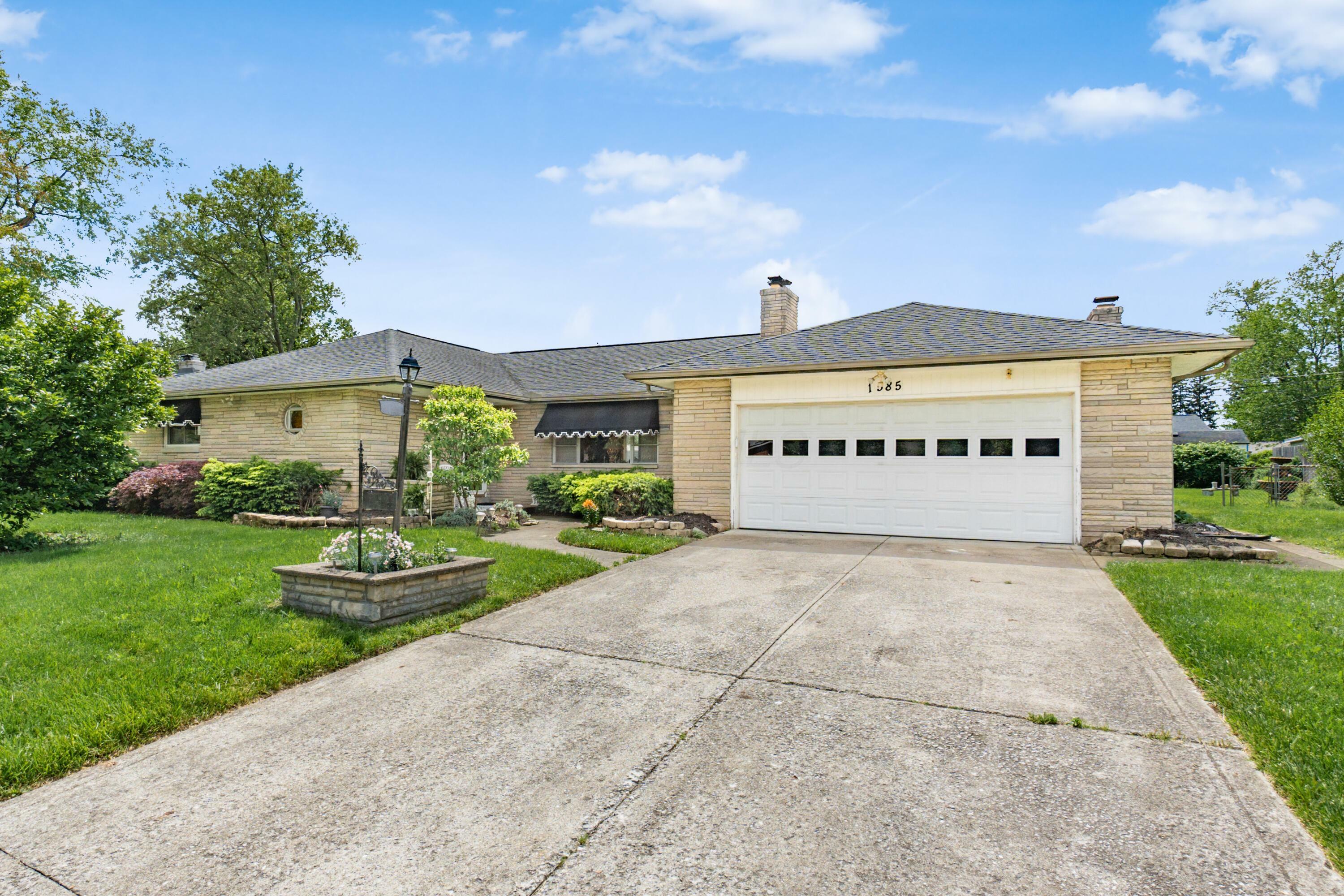 Property Photo: 1585 Peace Place OH 43209