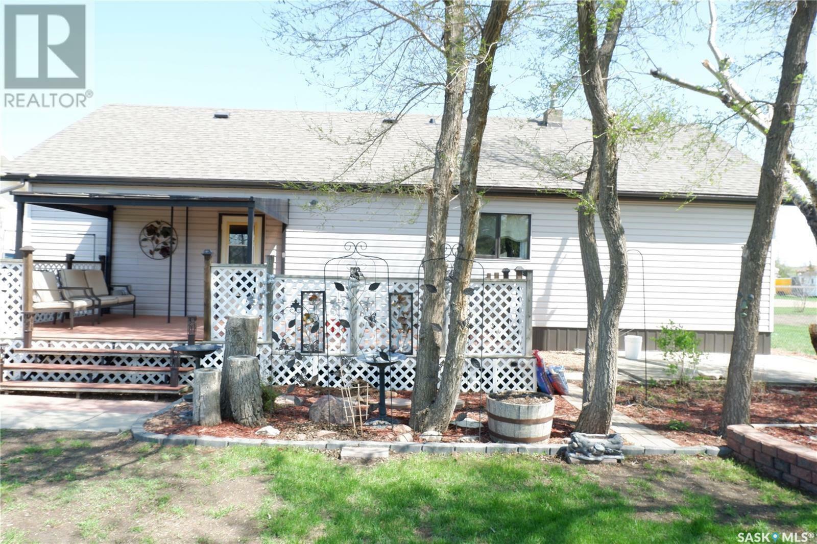 Property Photo: 15 A Avenue SK S0H 4K0