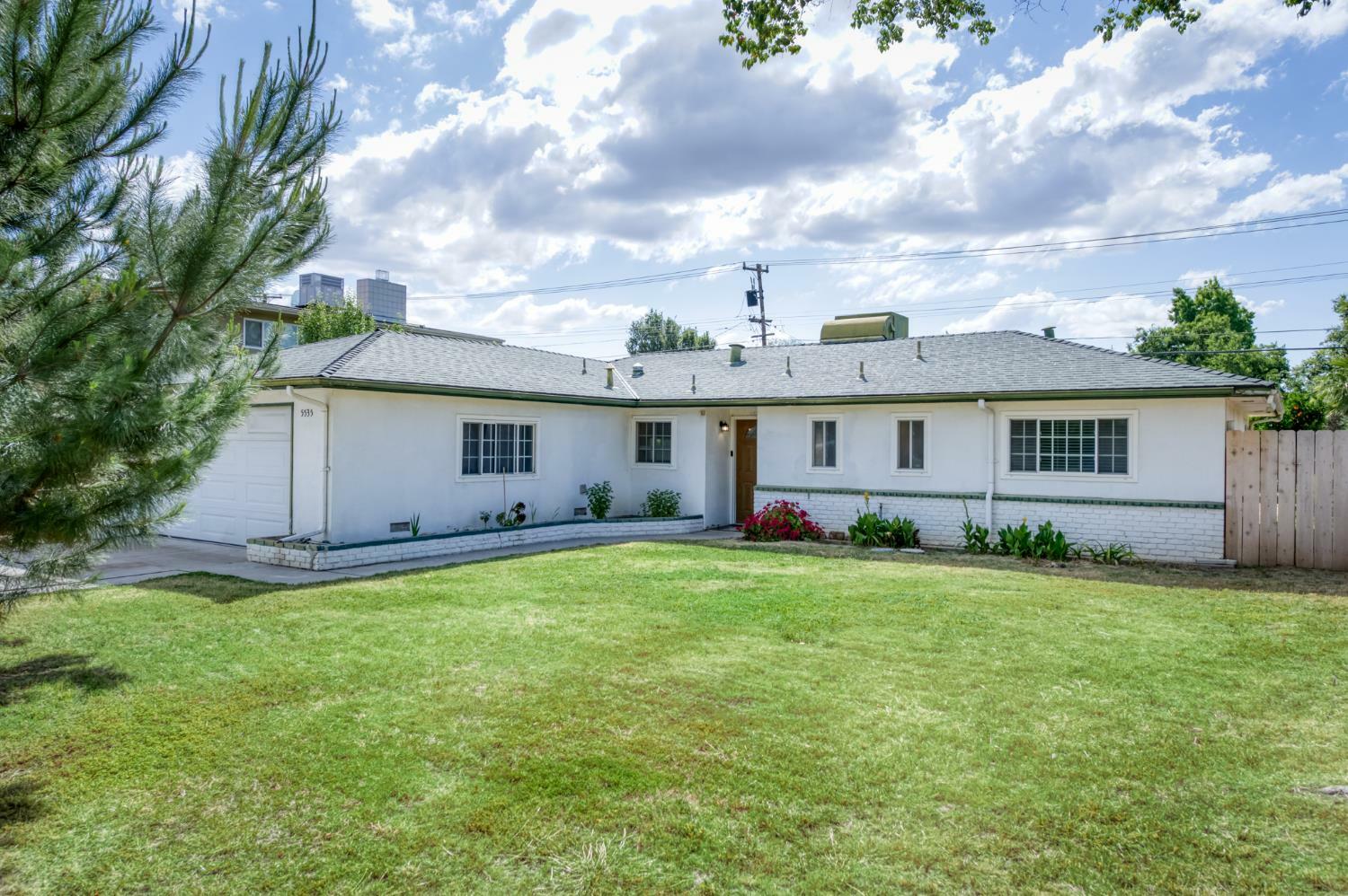 Property Photo: 5535 N Millbrook Avenue CA 93710