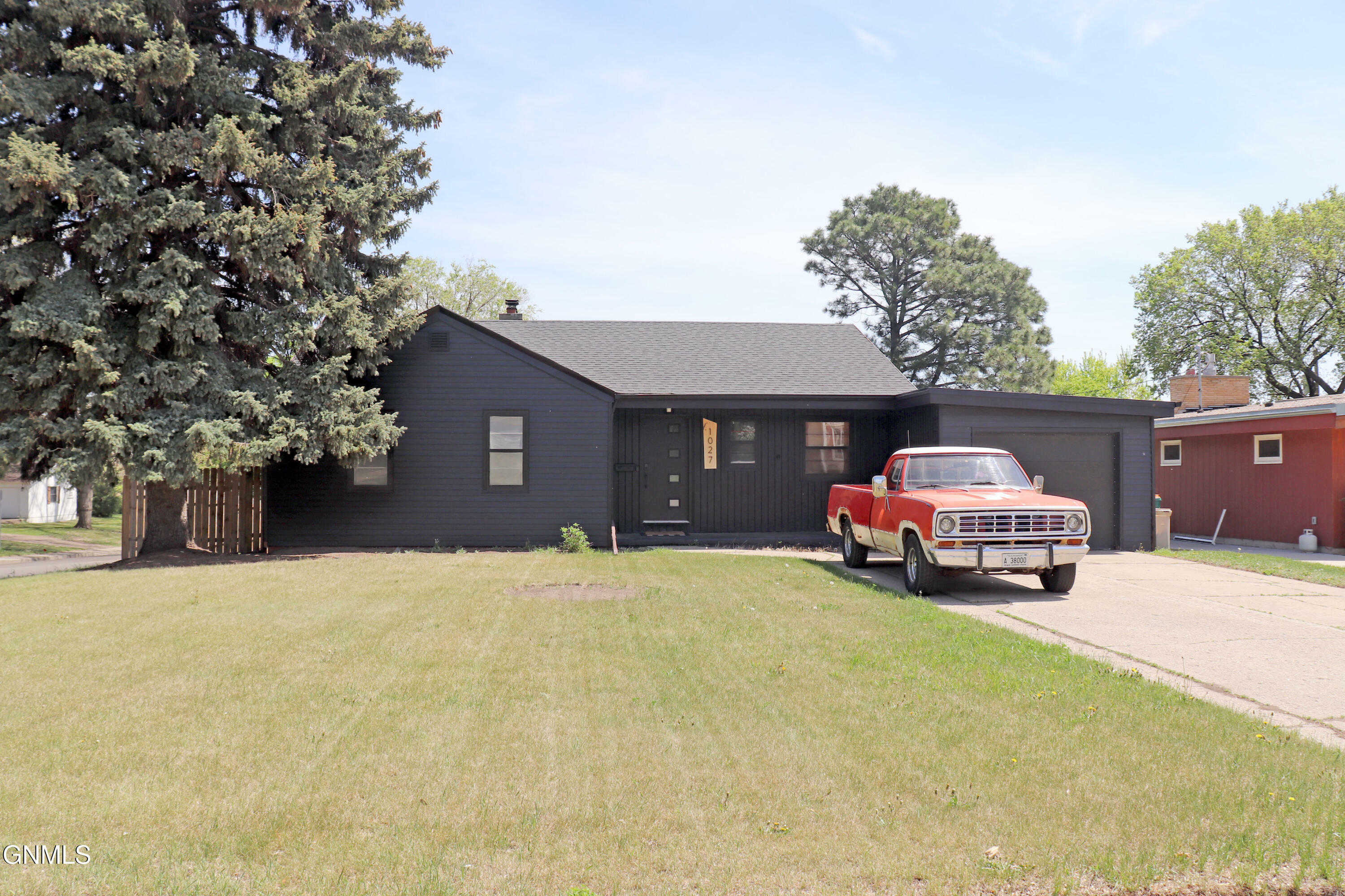 Property Photo:  1027 1st Street  ND 58501 