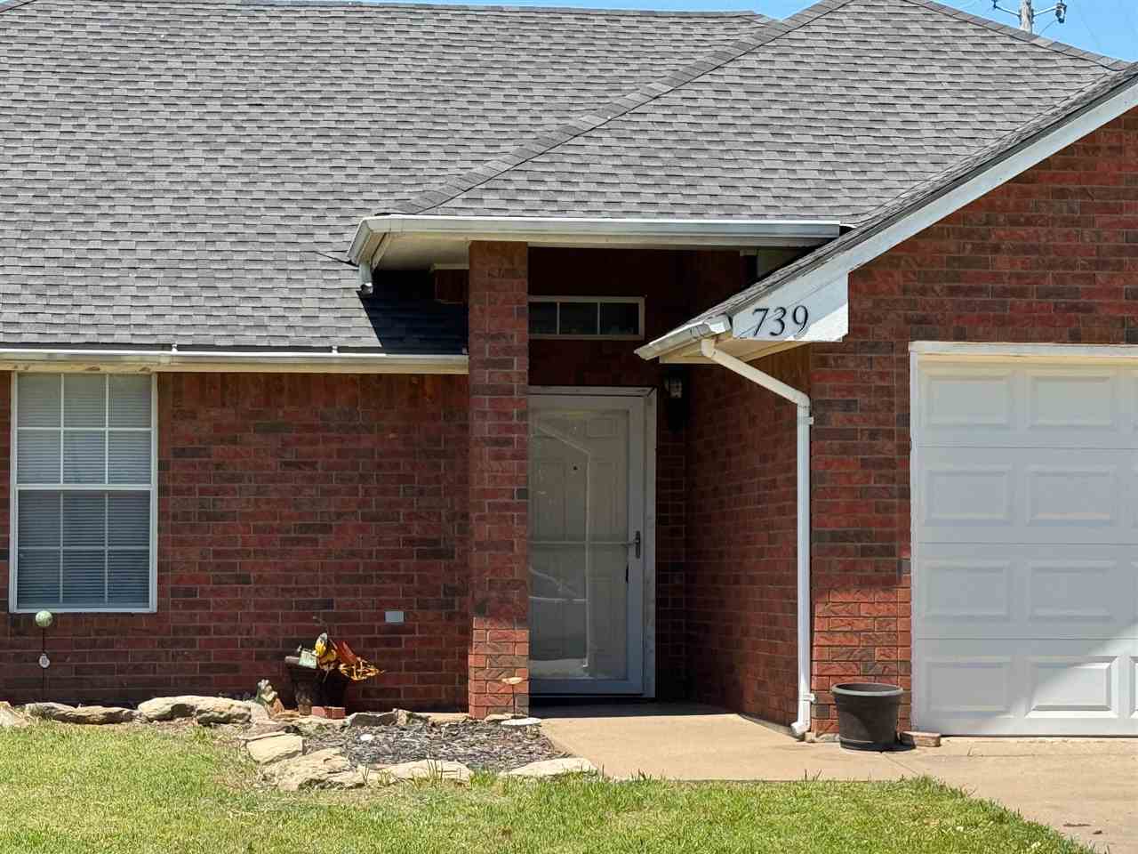 Property Photo: 739 N 4th St OK 73029