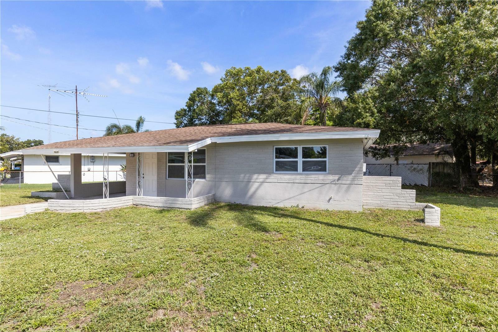 Property Photo: 4229 Alna Way FL 34232