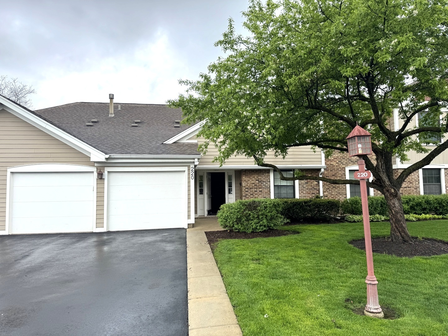 Property Photo: 220 Oak Knoll Court A2 IL 60193