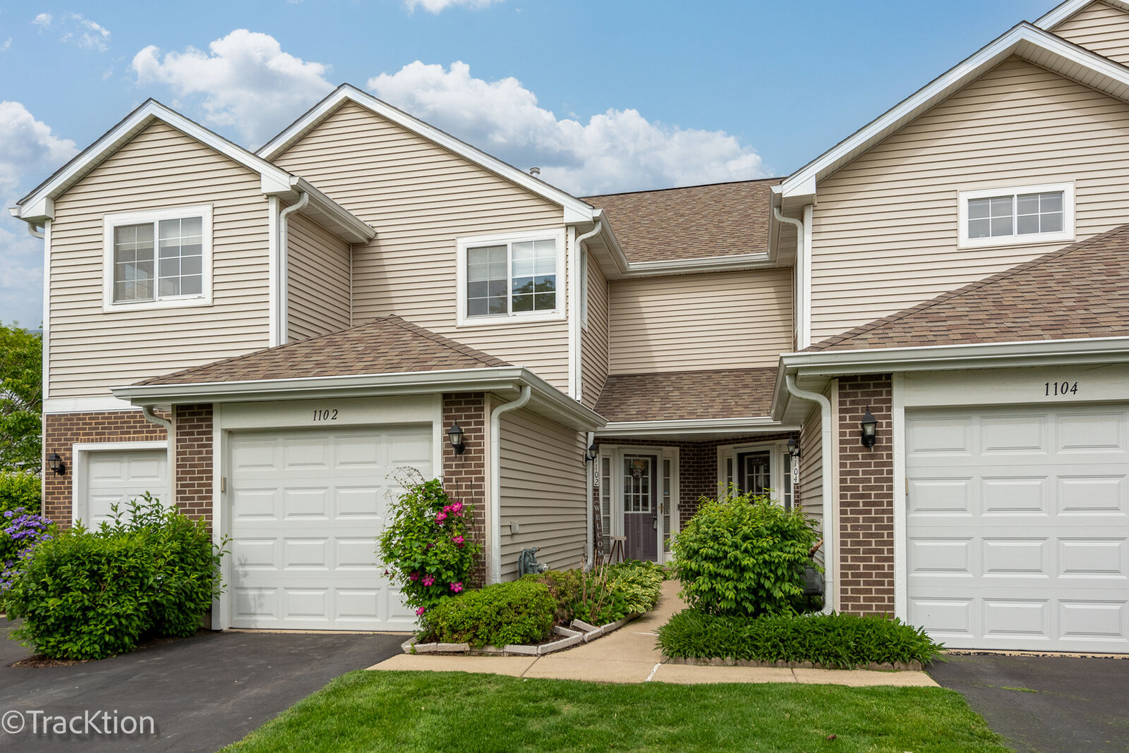 Property Photo: 1102 E Cambria Lane IL 60148