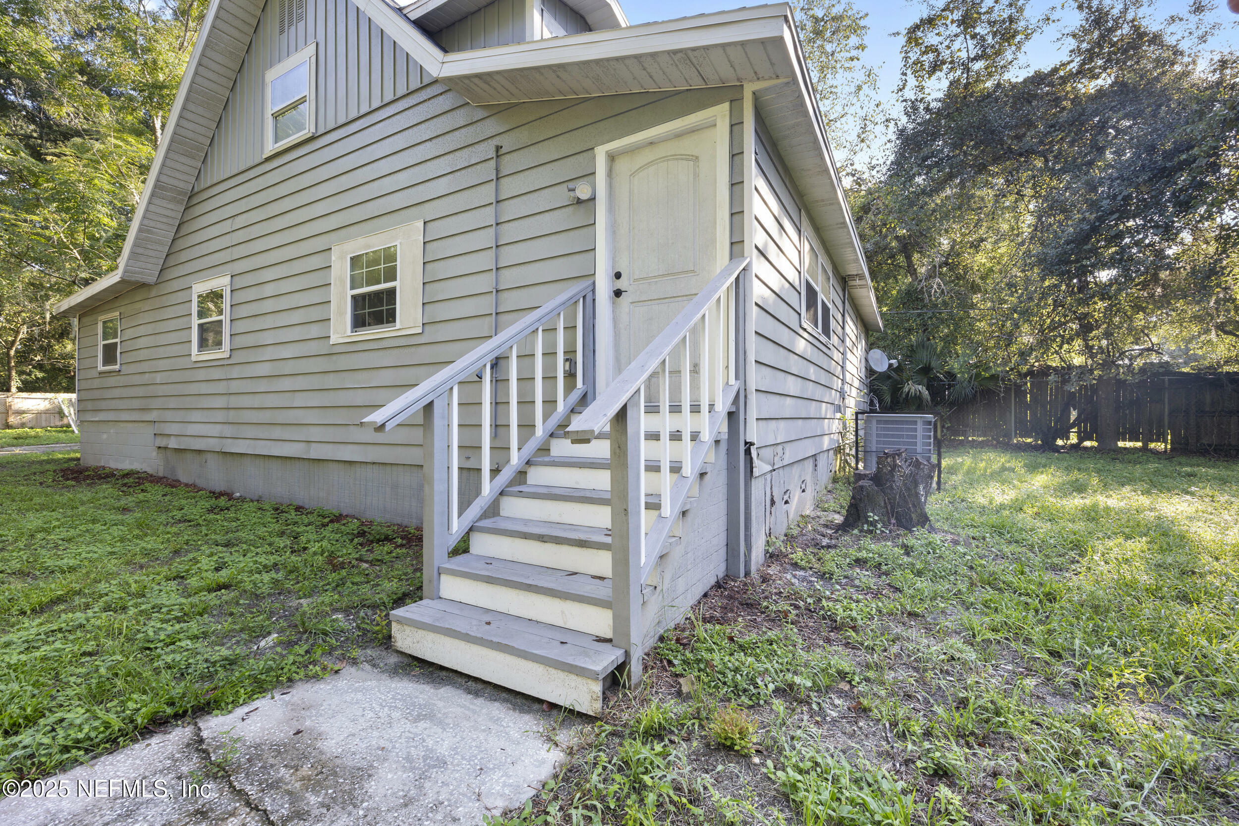Property Photo: 2435 S Pine Estates Road FL 32218