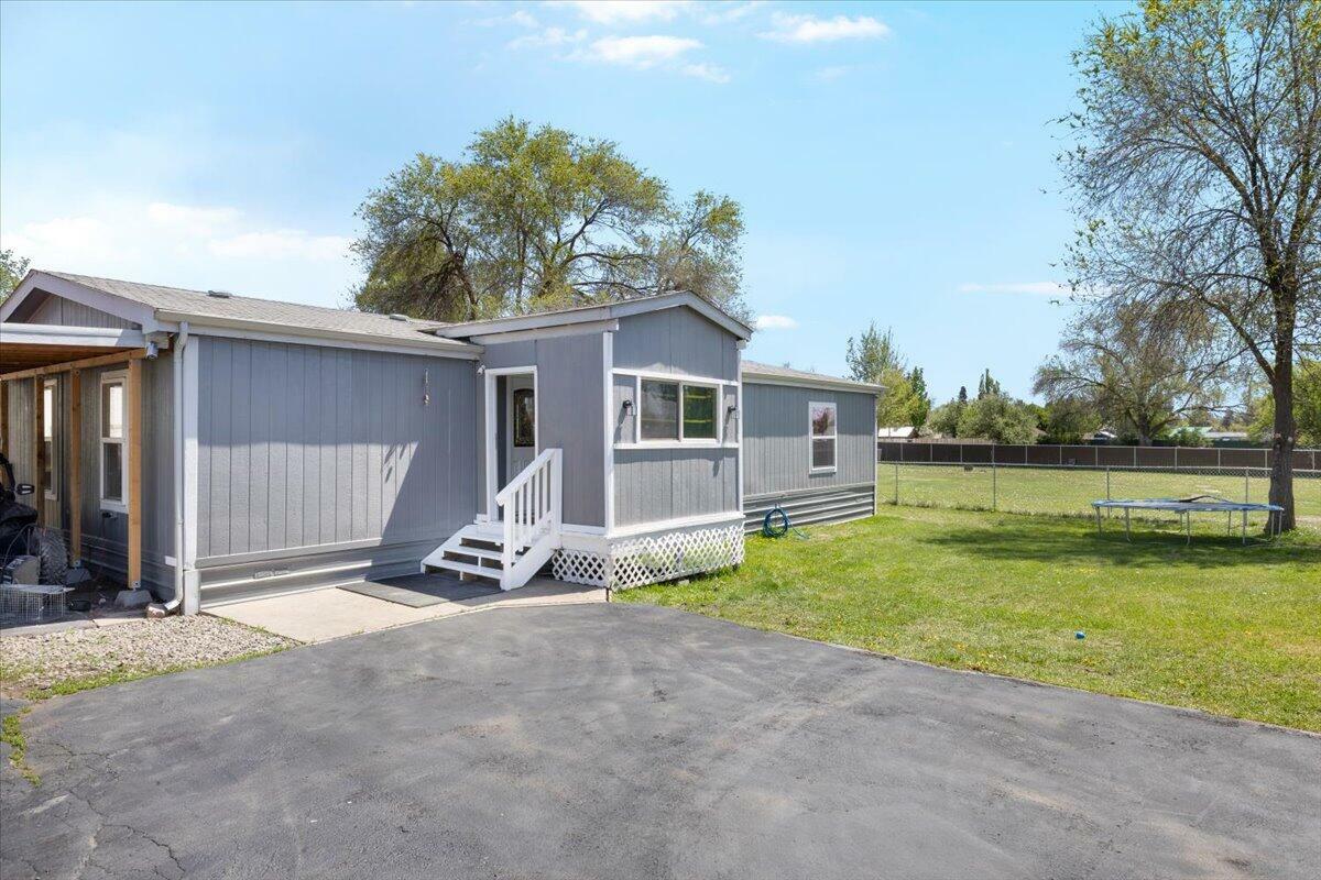 Property Photo: 2839 Kane Street OR 97603