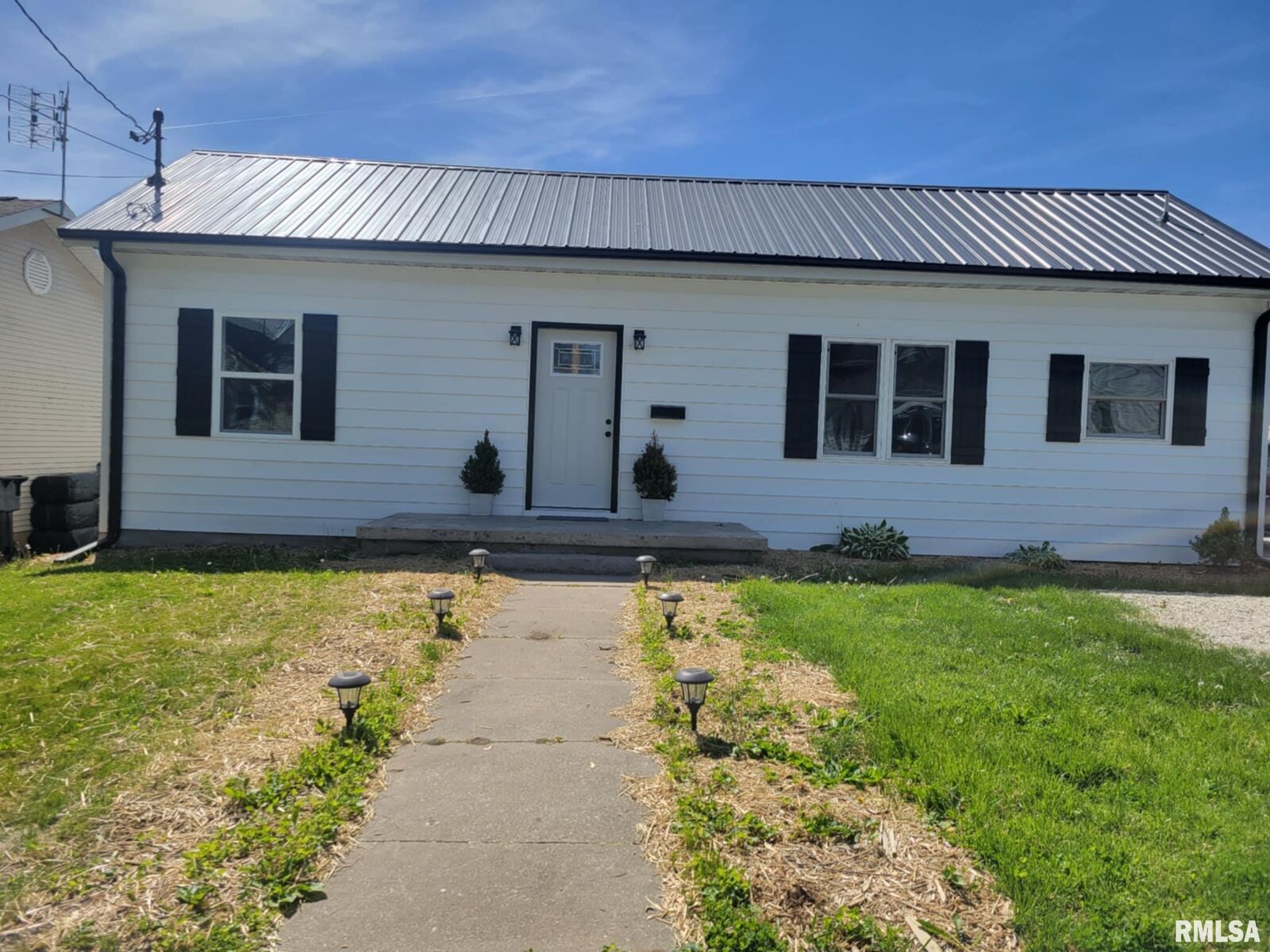 Property Photo:  112 S Madison Street  IL 61542 