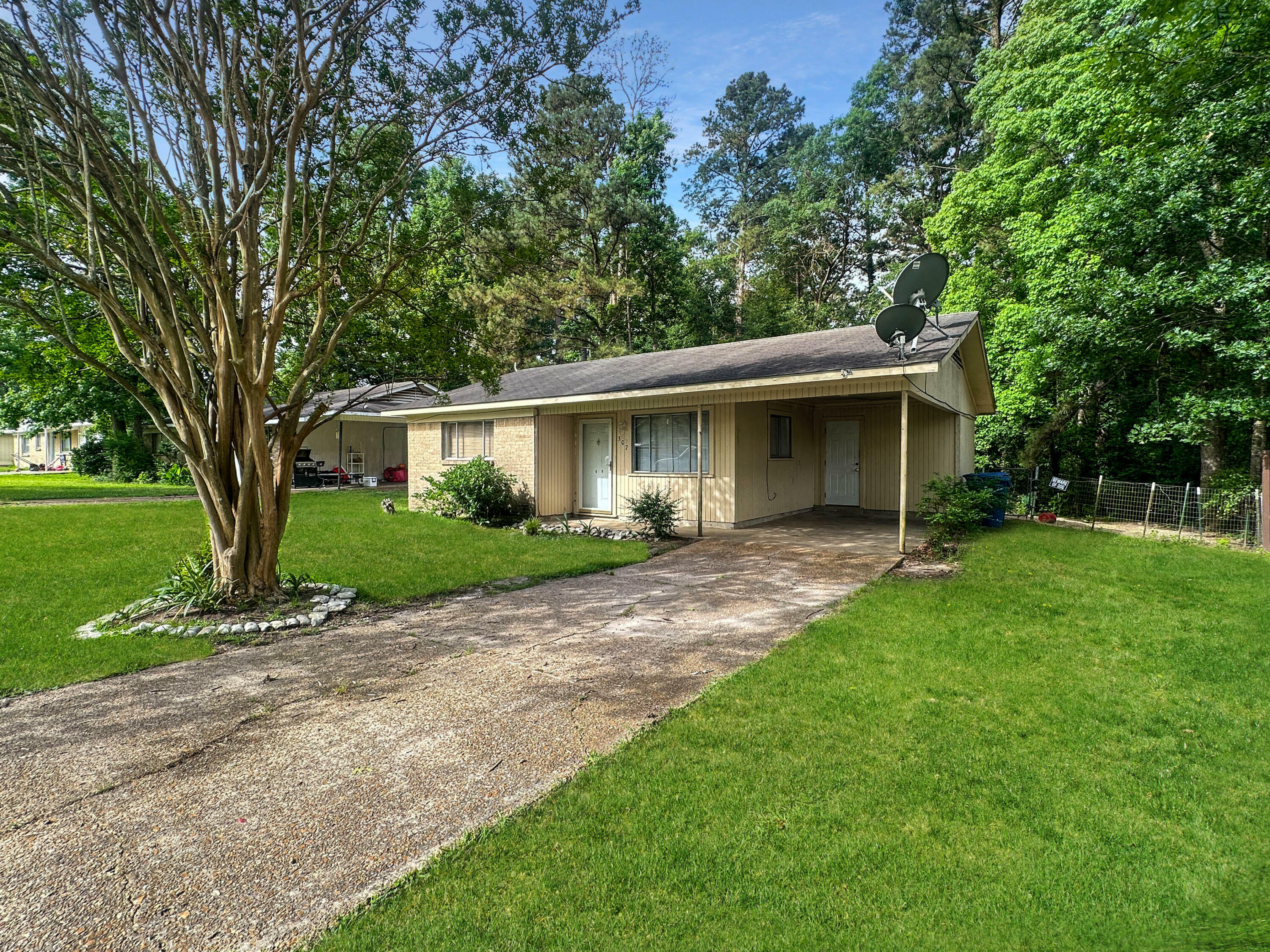 Property Photo: 307 Hickory St LA 71461