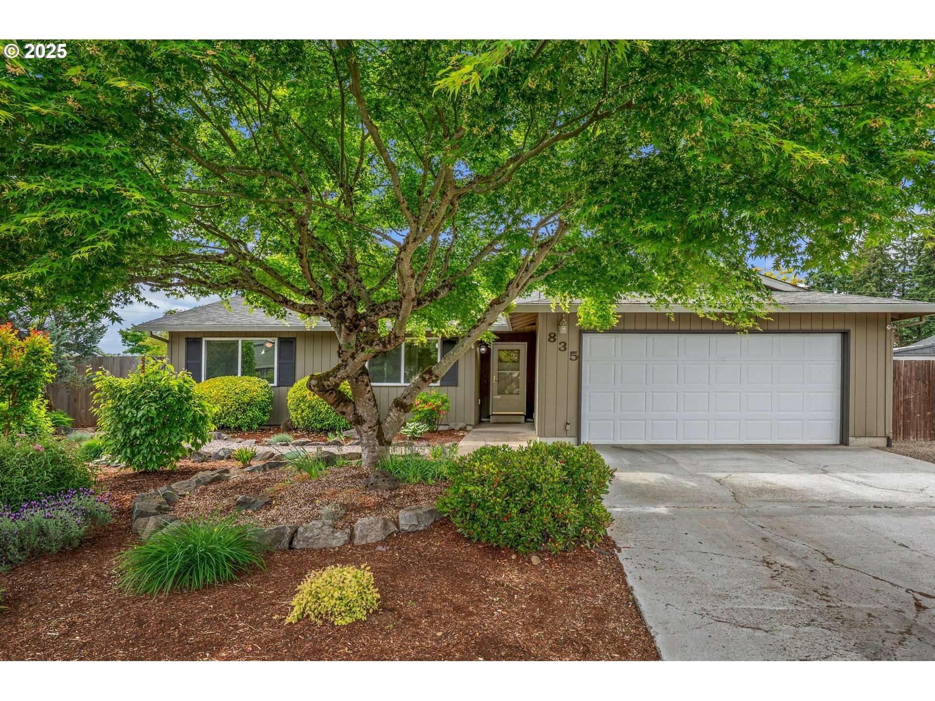 Property Photo: 835 S Elm Ct OR 97013