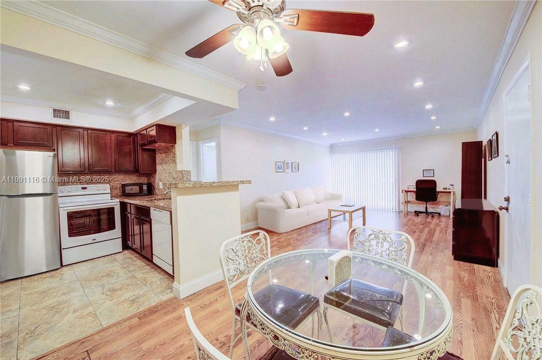 Property Photo: 4000 N Hills Dr 35 FL 33021