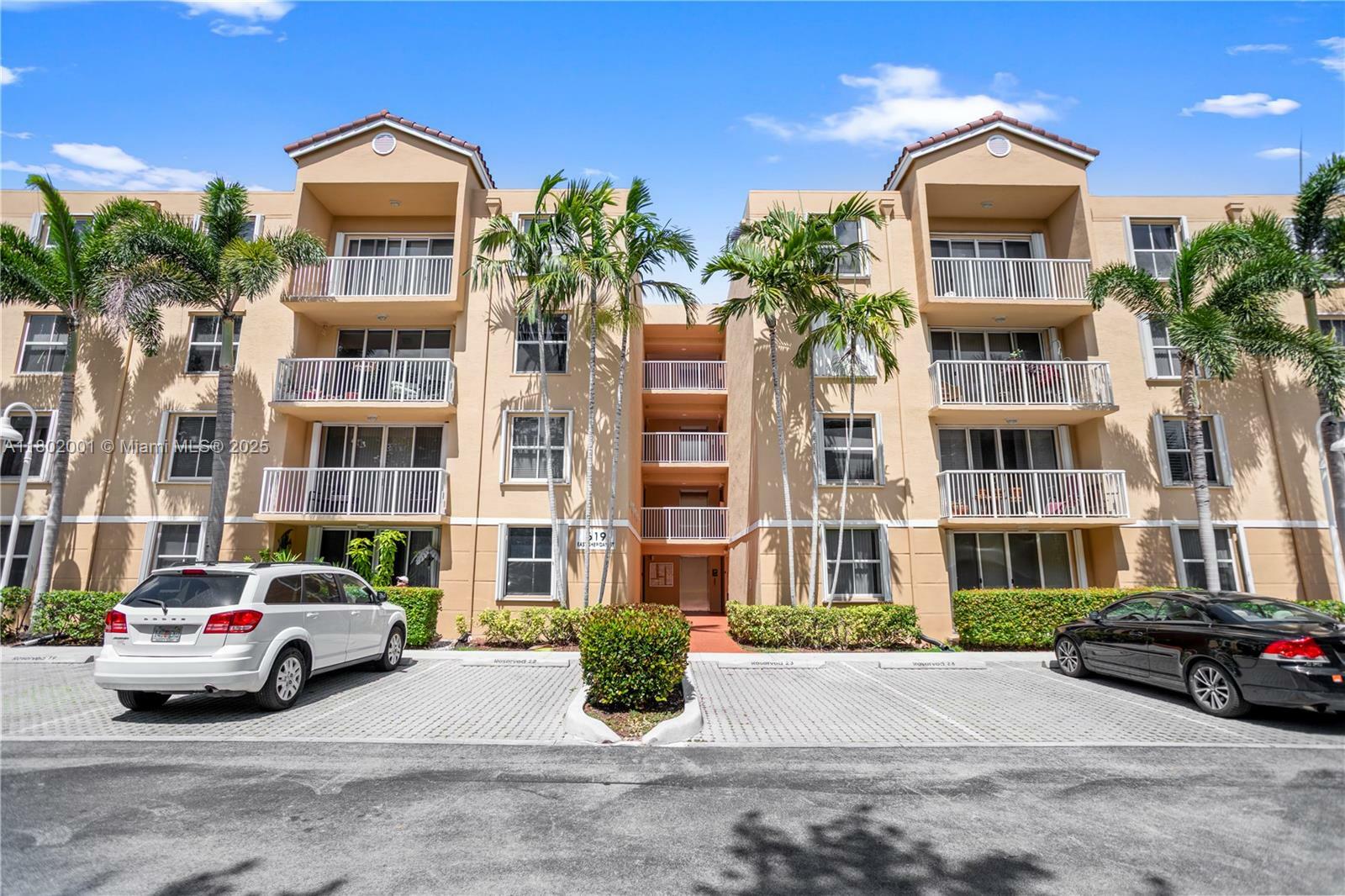 Property Photo: 619 E Sheridan St 303 FL 33004
