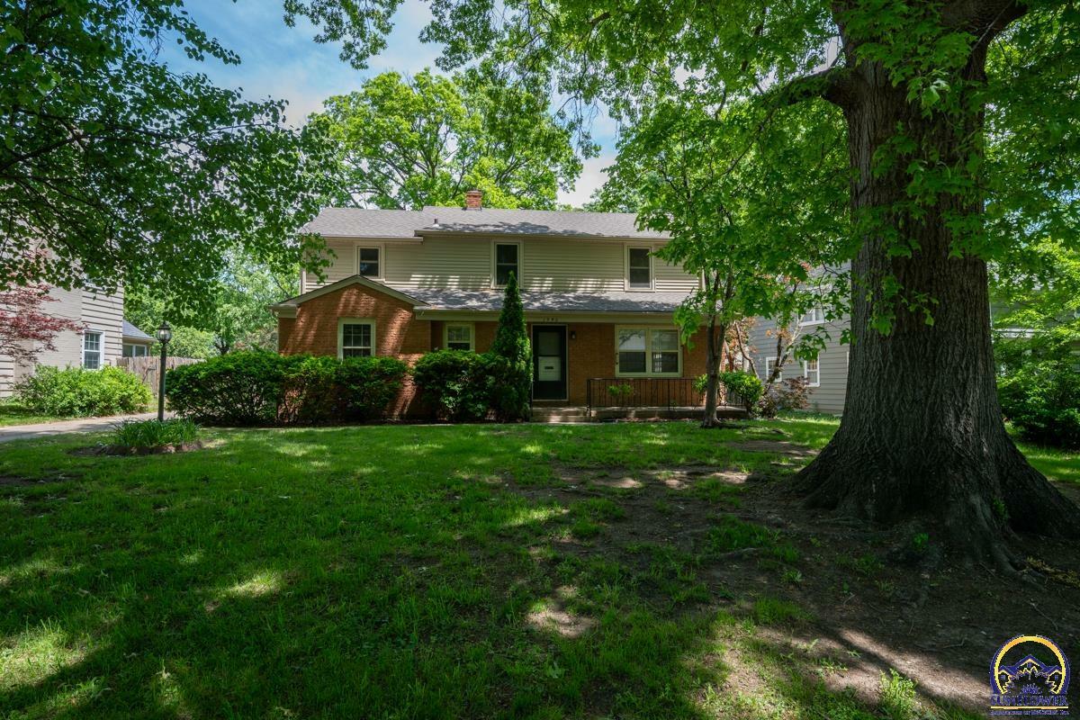 Property Photo:  1940 SW Pembroke Ln  KS 66604 